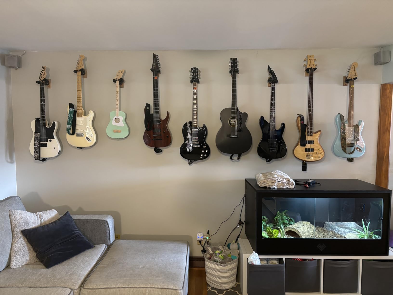 Hercules GSP38WBPLUS Auto Grip System Guitar Hanger,Black Customer Review Hercules GSP38WBPLUS Auto Grip System Guitar Hanger,Black - Customer Photo 1