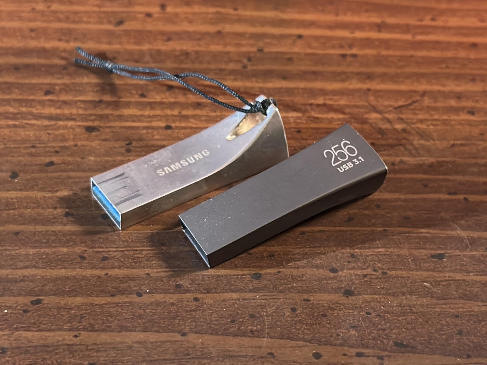 SAMSUNG BAR Plus 3.1 USB Flash Drive, 128GB, 400MB/s, Rugged Metal Casing, MUF-128BE4/AM, Titan Grey - Customer Photo 1