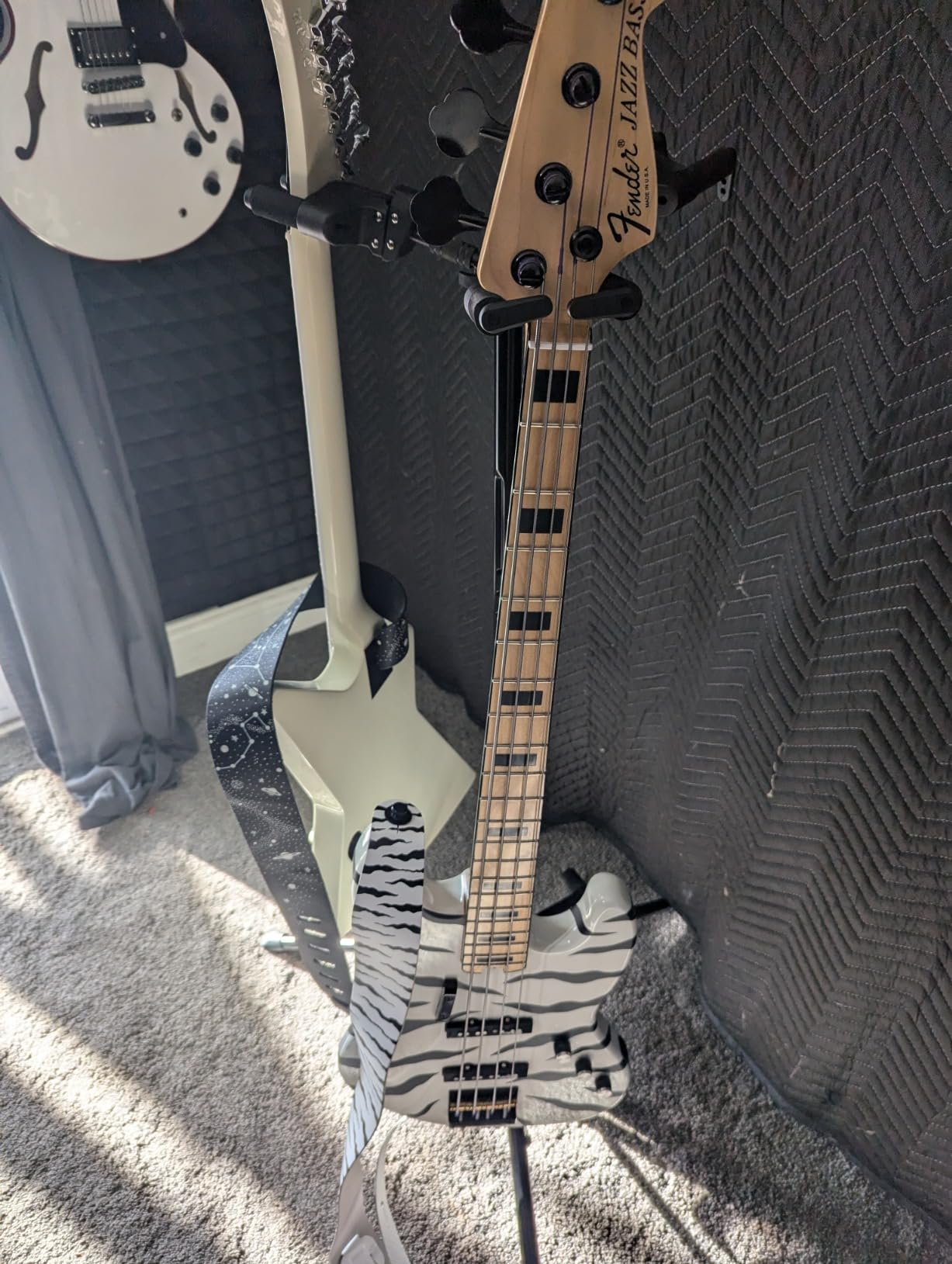 Hercules Stands GS432B PLUS Tri Guitar Stand with Auto Grip System and Foldable Customer Review Hercules Stands GS432B PLUS Tri Guitar Stand with Auto Grip System and Foldable - Customer Photo 5
