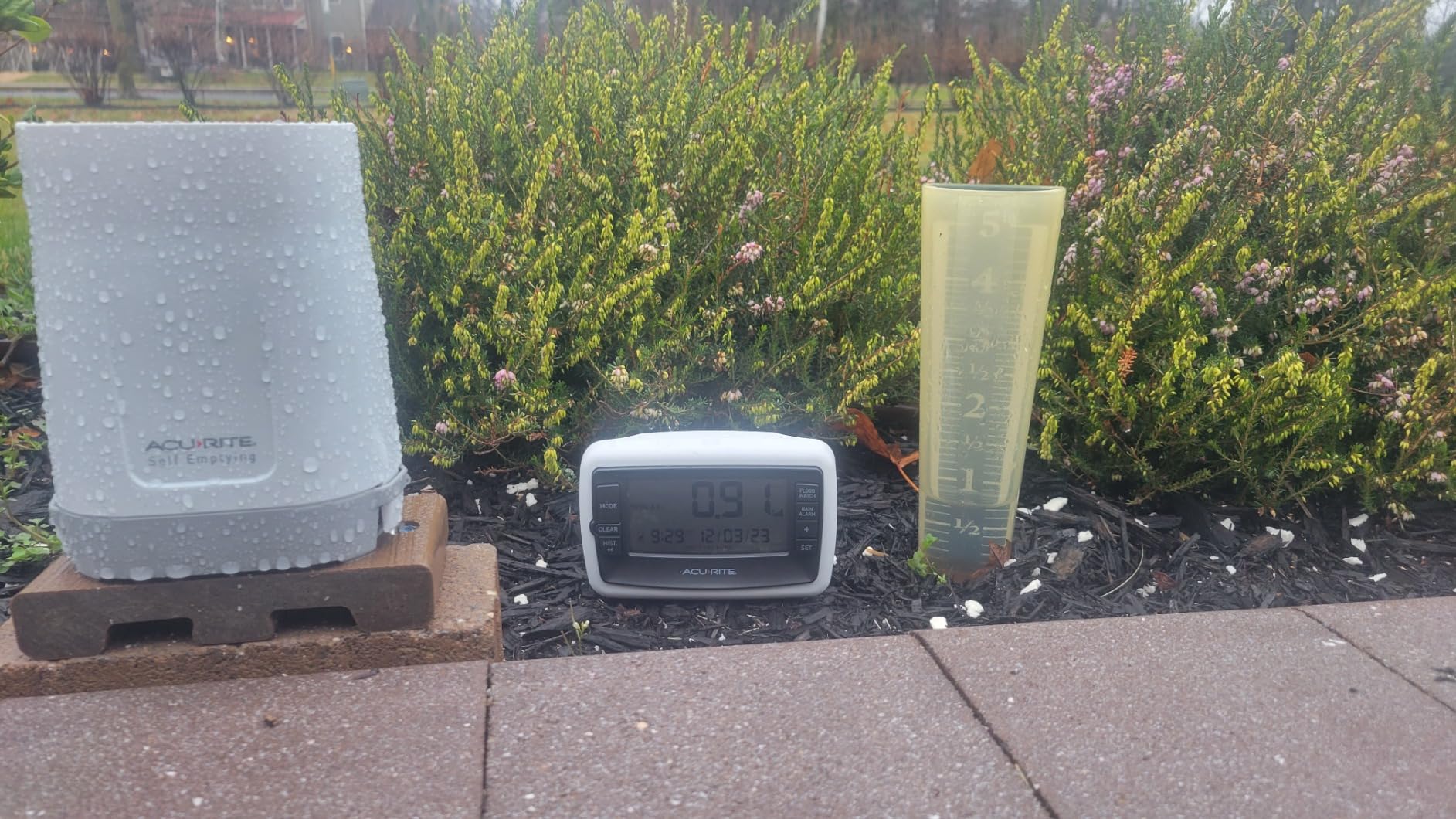 AcuRite Wireless Rain Gauge with Self-Emptying Rain Collector with Rainfall History, Alerts, and Current Date and Time (02446M) - Customer Photo 3