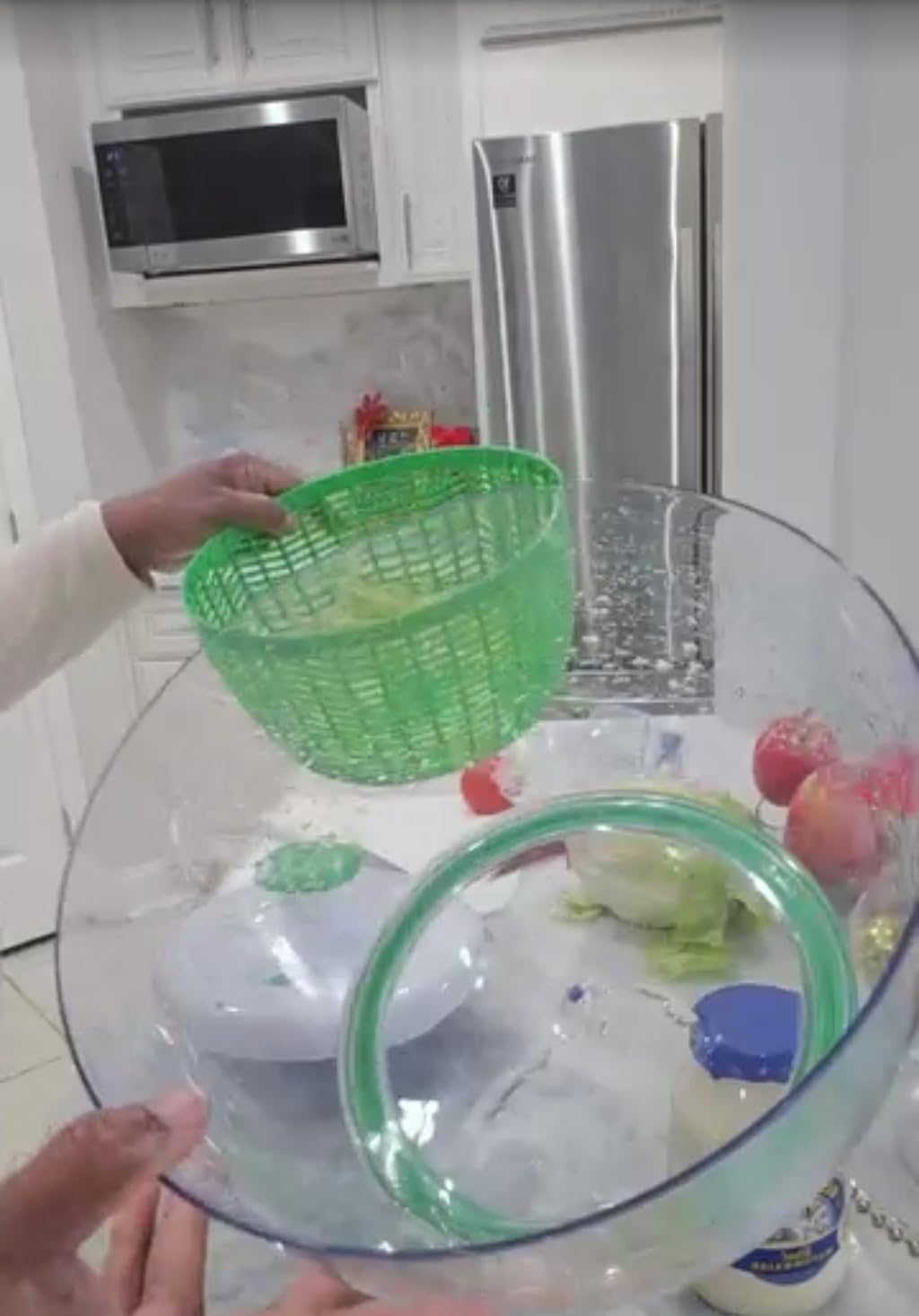 Farberware Easy to use pro Pump Spinner with Bowl, Colander and Built in draining System for Fresh, Crisp, Clean Salad and Produce, 6.6 quart, Green - Customer Photo 2