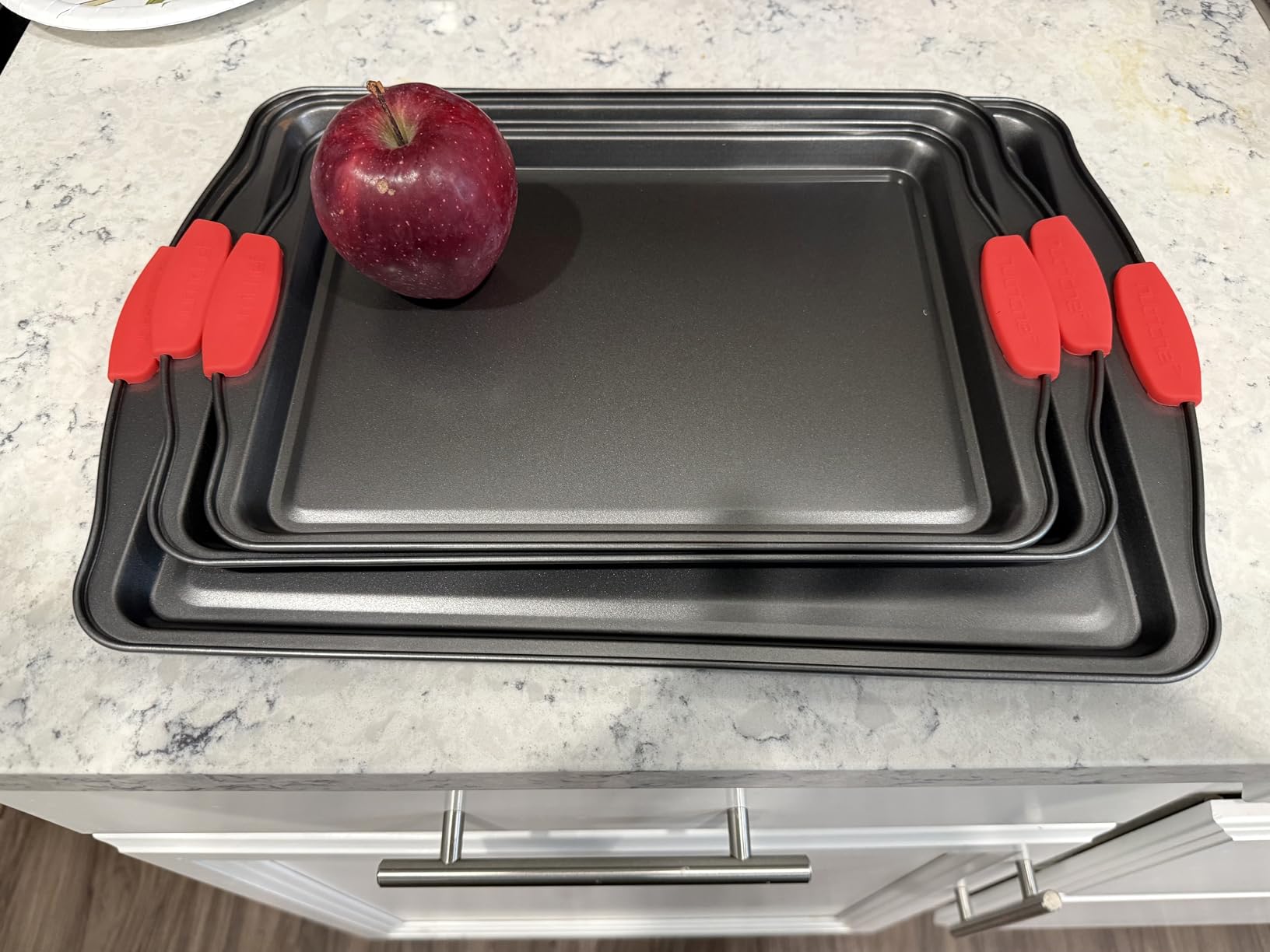 NutriChef 3-Piece Nonstick Kitchen Oven Baking Pans - Premium & Stylish Non-Stick Steel, Commercial Grade Restaurant Quality Metal Bakeware with Red Silicone Handles - Easy to Clean, NCSBS3S - Customer Photo 1