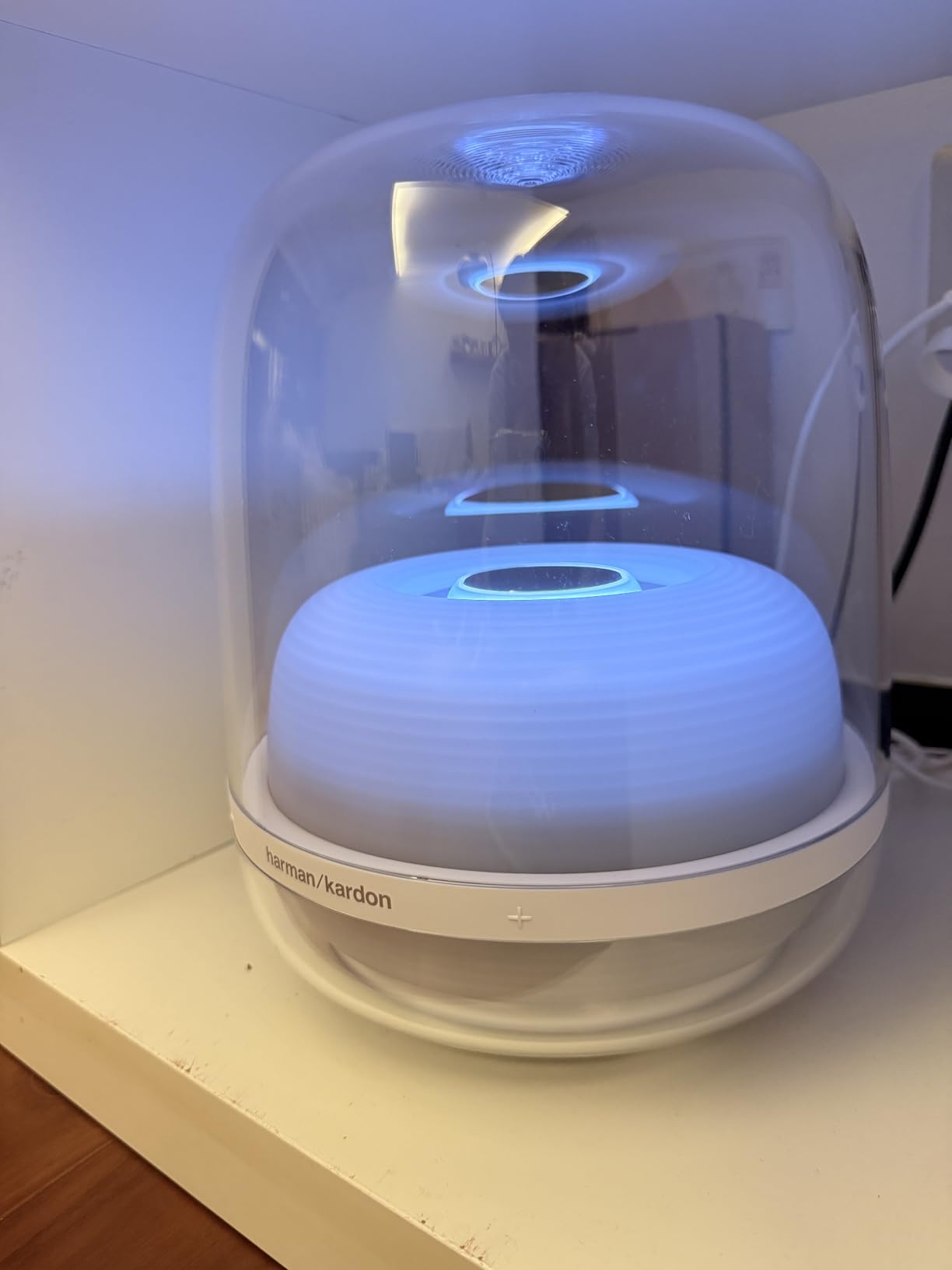 Harman Kardon HK SoundSticks 4-2.1 Bluetooth Speaker System with Deep Bass and Inspiring Industrial Design (White) - Customer Photo 1