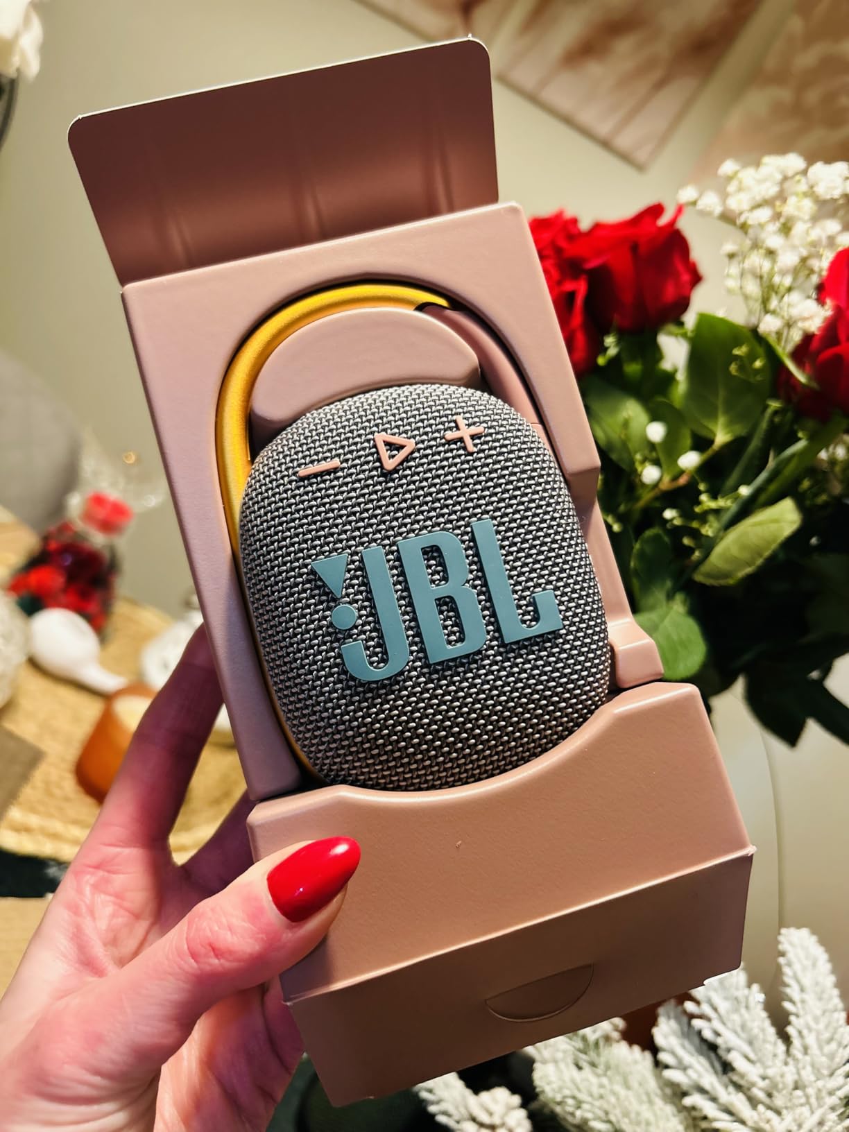 JBL Clip 4 - Portable Mini Bluetooth Speaker, big audio and punchy bass, integrated carabiner, IP67 waterproof and dustproof, 10 hours of playtime, speaker for home, outdoor and travel (Black) Customer Review JBL Clip 4 - Portable Mini Bluetooth Speaker, big audio and punchy bass, integrated carabiner, IP67 waterproof and dustproof, 10 hours of playtime, speaker for home, outdoor and travel (Black) - Customer Photo 2