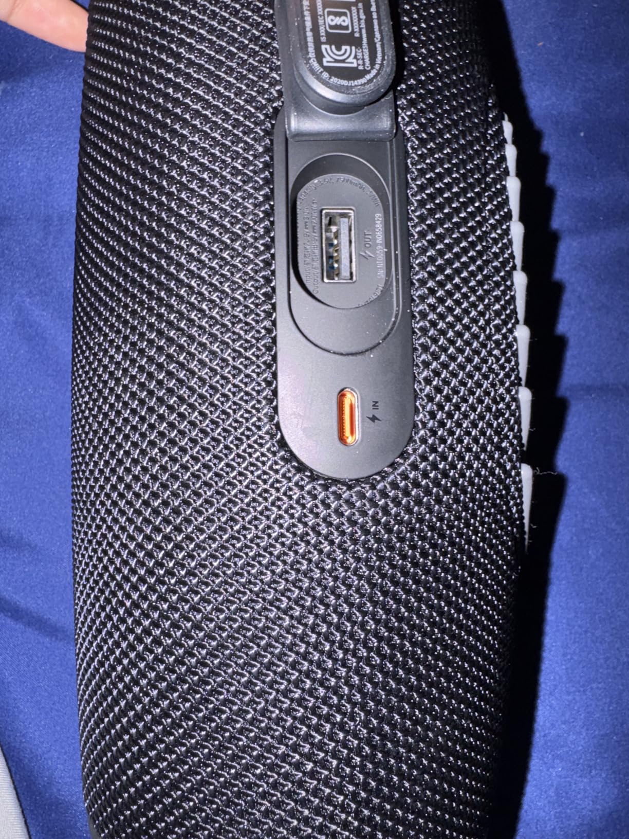 JBL Charge 5 Waterproof Portable Speaker with Built-in Powerbank and gSport Carbon Fiber Case (Black) - Customer Photo 5