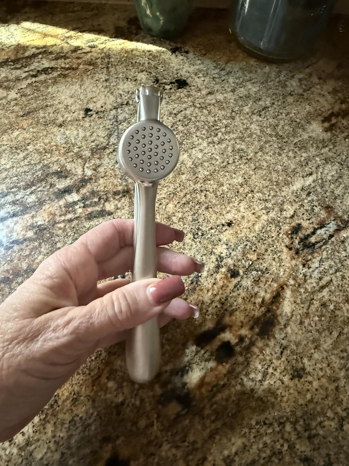Kitessensu High Effective Garlic Press With Studs, Heavy Duty Garlic Mincer, Easy to Squeeze and Clean - Customer Photo 2