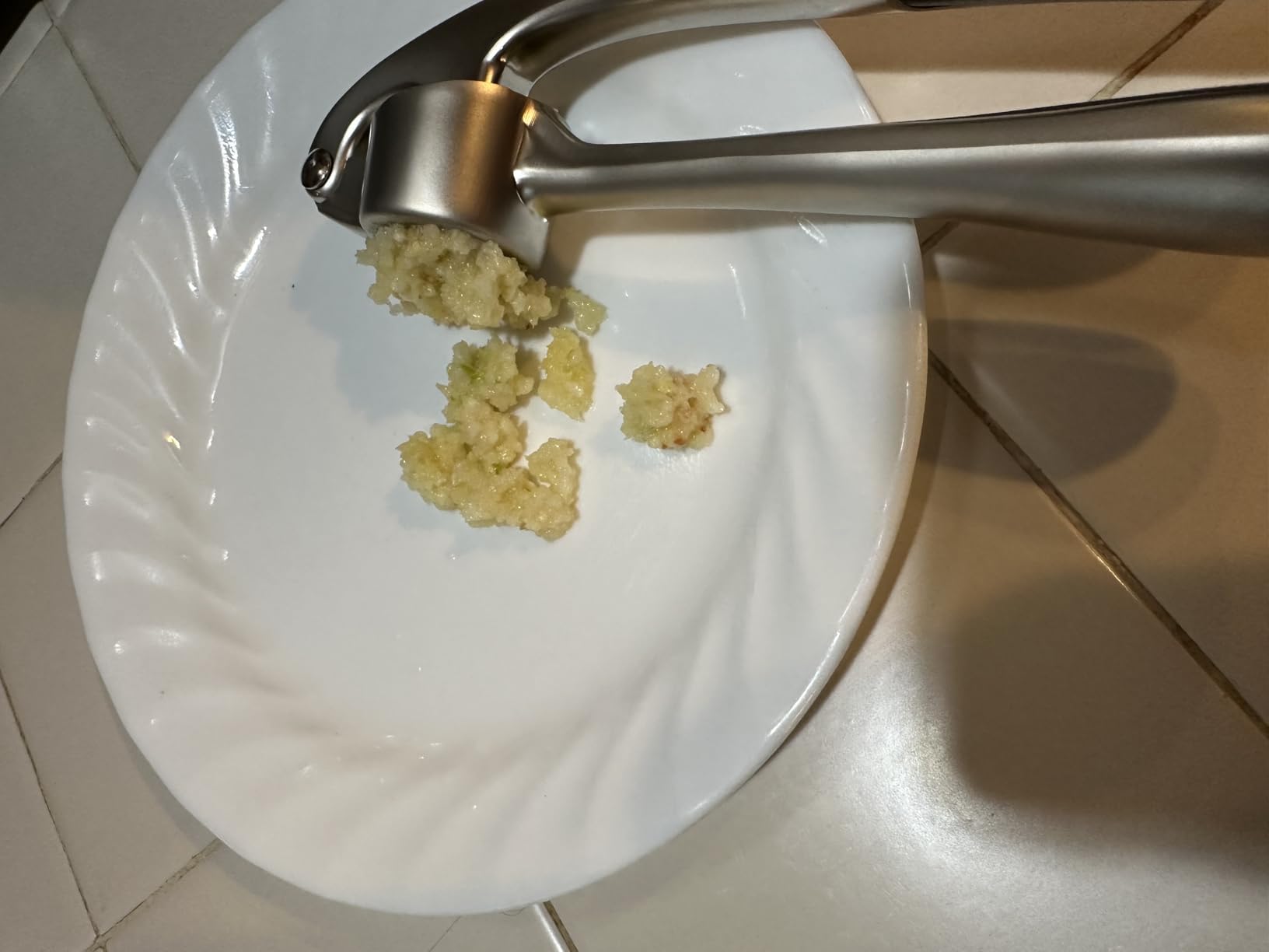 Kitessensu High Effective Garlic Press With Studs, Heavy Duty Garlic Mincer, Easy to Squeeze and Clean - Customer Photo 5