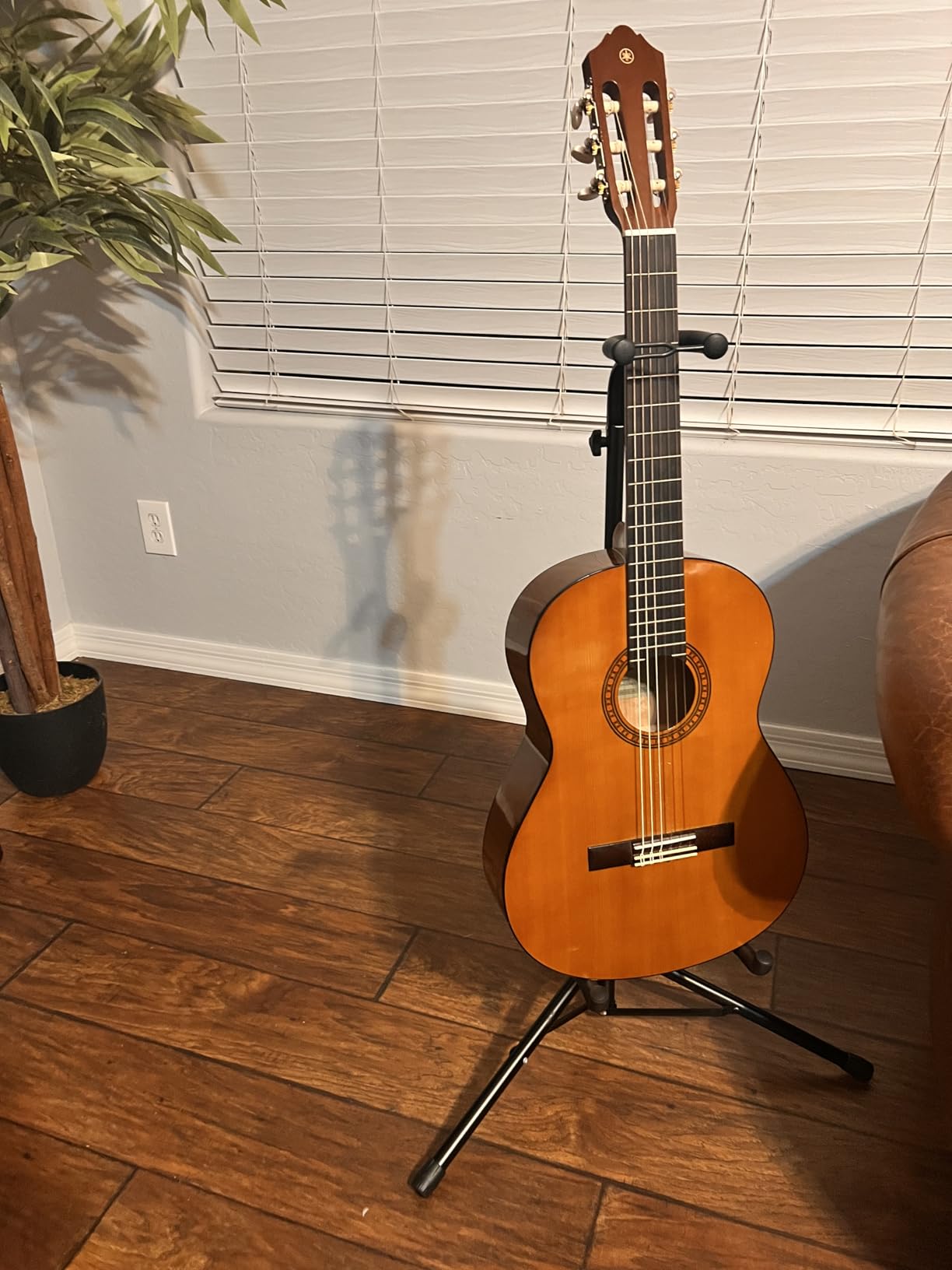 CAHAYA Guitar Stand Floor - Folding Universal Guitar Holder for Acoustic Electric Guitars Bass Guitar Adjust Height from 30.7 to 37 In Folding Tripod Guitar Stands with Neck Holder Customer Review CAHAYA Guitar Stand Floor - Folding Universal Guitar Holder for Acoustic Electric Guitars Bass Guitar Adjust Height from 30.7 to 37 In Folding Tripod Guitar Stands with Neck Holder - Customer Photo 1