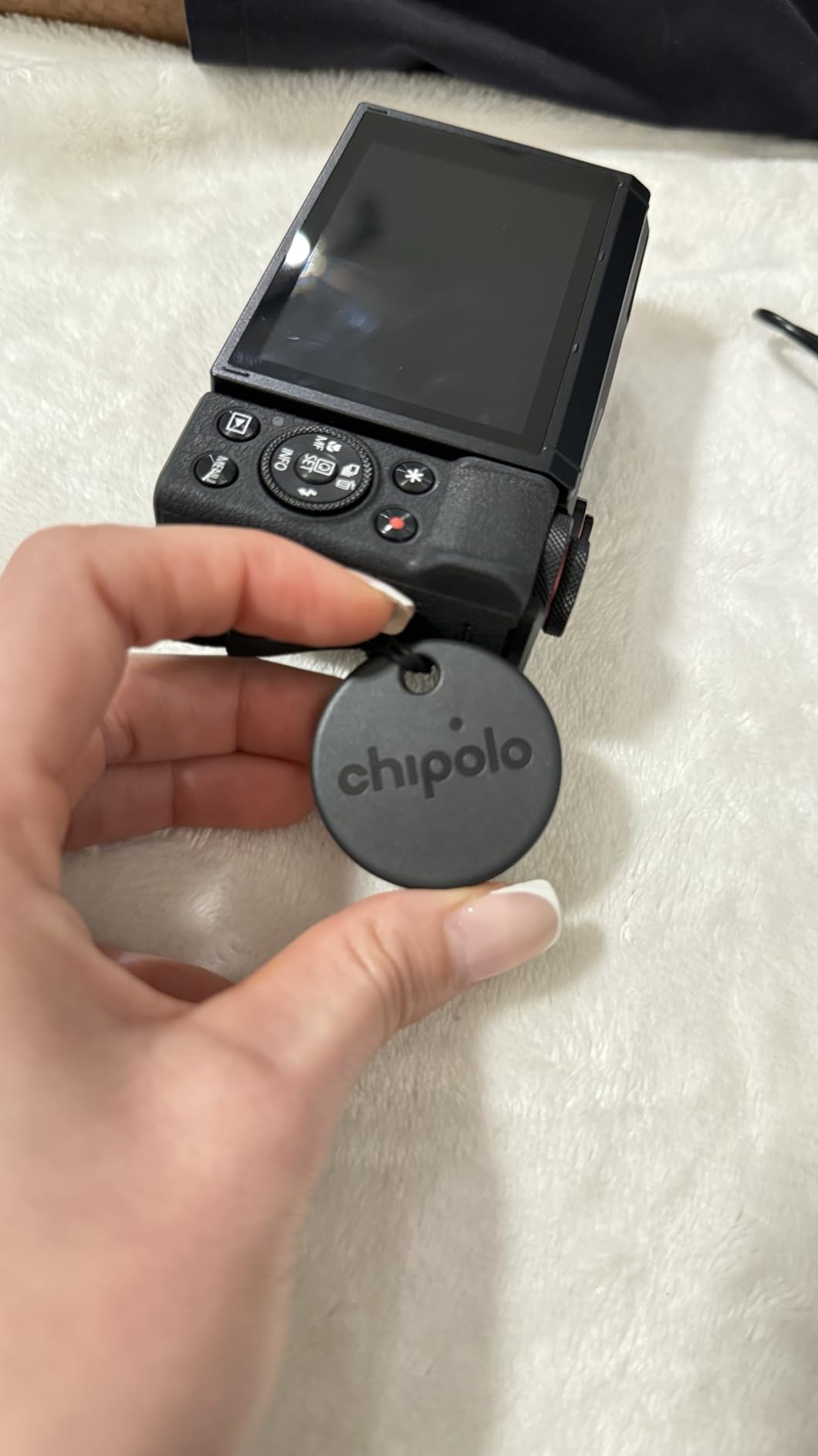 Chipolo ONE Spot - Key Finder, Bluetooth Tracker for Keys, Bag - Works with The Apple Find My app (only for iOS) (Almost Black) - Customer Photo 2