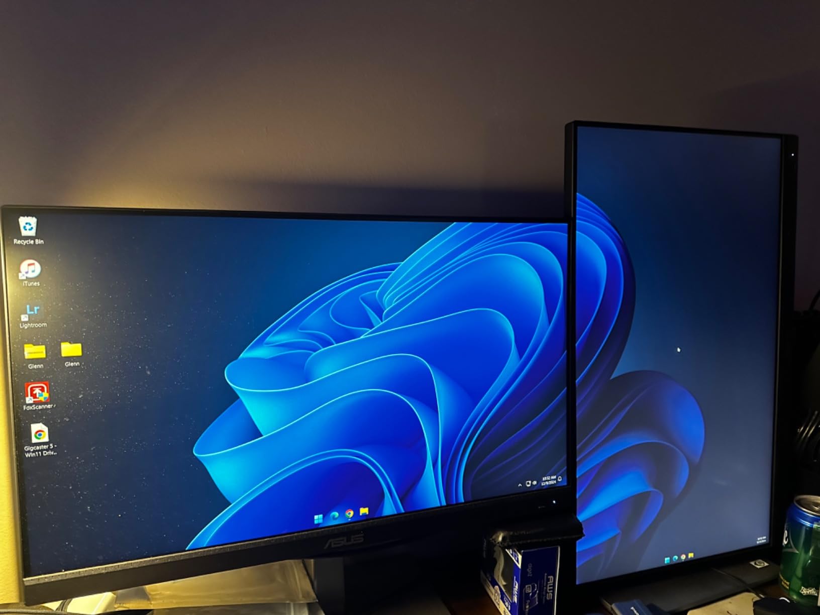 ASUS ProArt Display 32 4K HDR Monitor (PA329CV) - UHD (3840 x 2160), IPS, 100% sRGB/Rec.709, Delta E < 2, Calman Verified, USB-C Power Delivery, DisplayPort, HDMI, USB 3.1 Hub, C-clamp, Height Adjustable customer photo 1