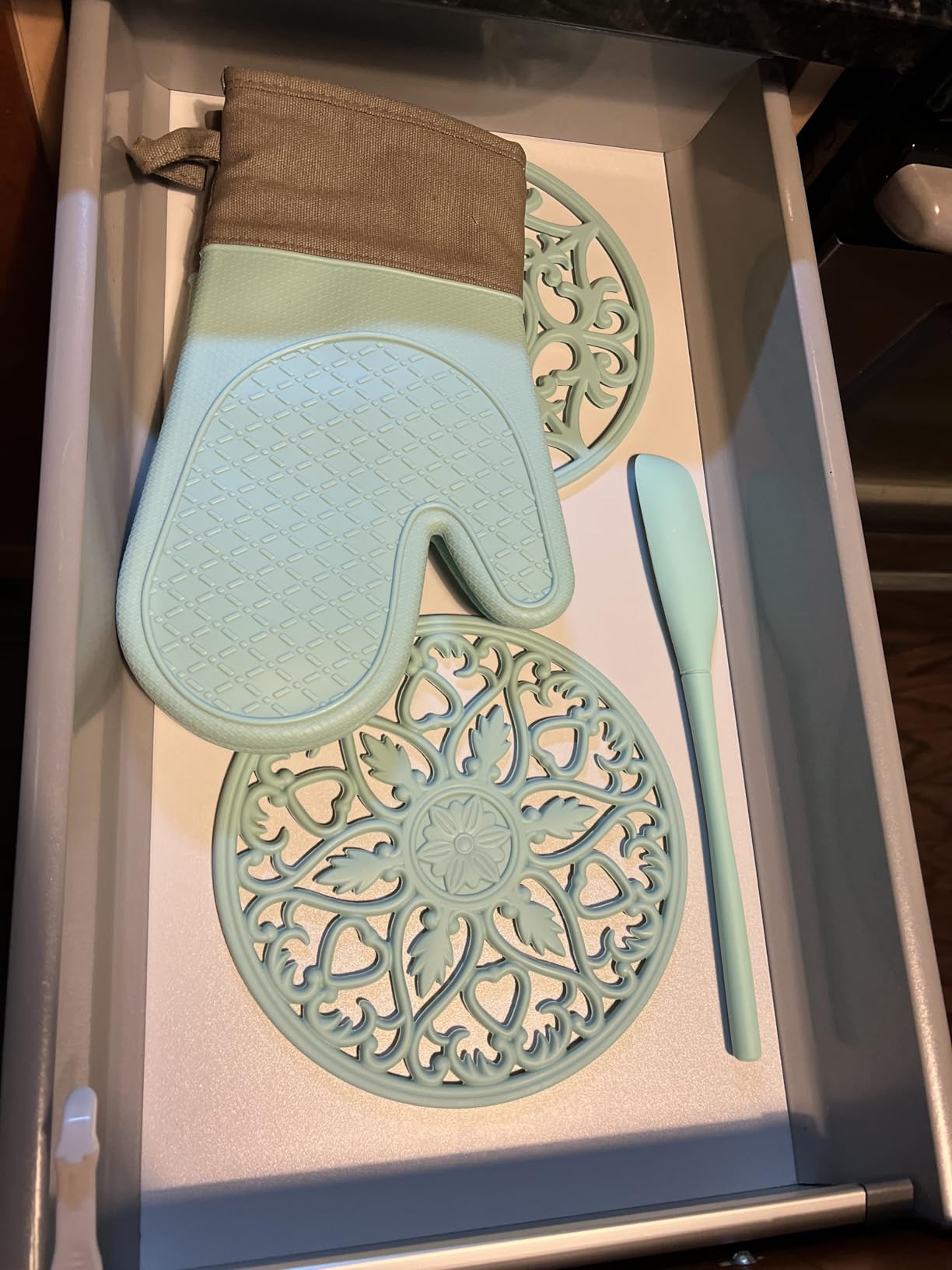 Oven Mitts and Pot Holders Sets, Silicone Oven Mitts Heat Resistant 600F, Soft Lining Good Grip Oven Mitts Sets, Oven Gloves and Silicone Trivet 4-Piece Set,Black Customer Review Oven Mitts and Pot Holders Sets, Silicone Oven Mitts Heat Resistant 600F, Soft Lining Good Grip Oven Mitts Sets, Oven Gloves and Silicone Trivet 4-Piece Set,Black - Customer Photo 2