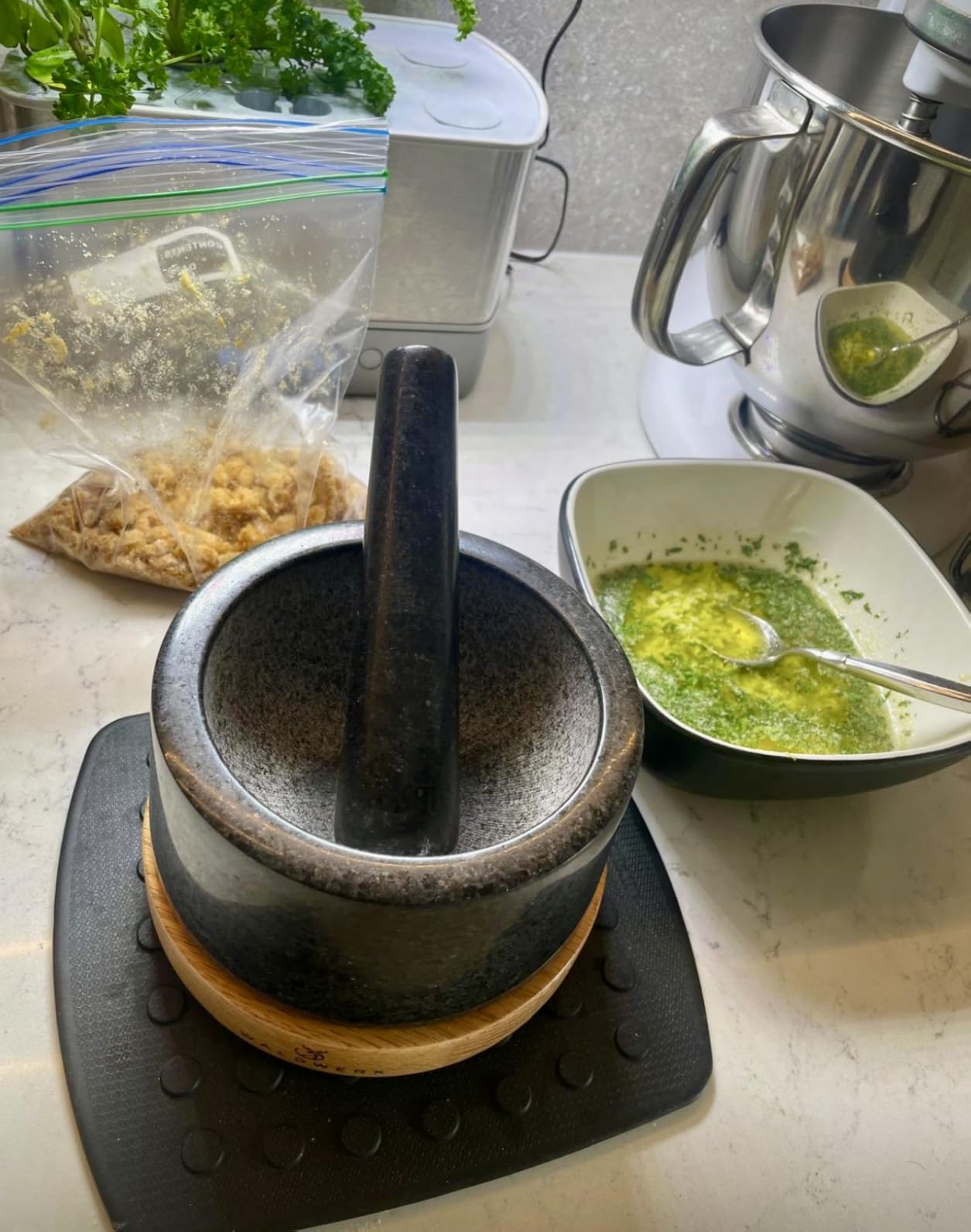 WALDWERK Mortar and Pestle - Mortar and Pestle Set with Anti-Scratch Oak Wood Base - Mortar with Extra Large Pestle Made of Natural Granite - Large Mortar and Pestle - Ideal for Guacamole - Customer Photo 1