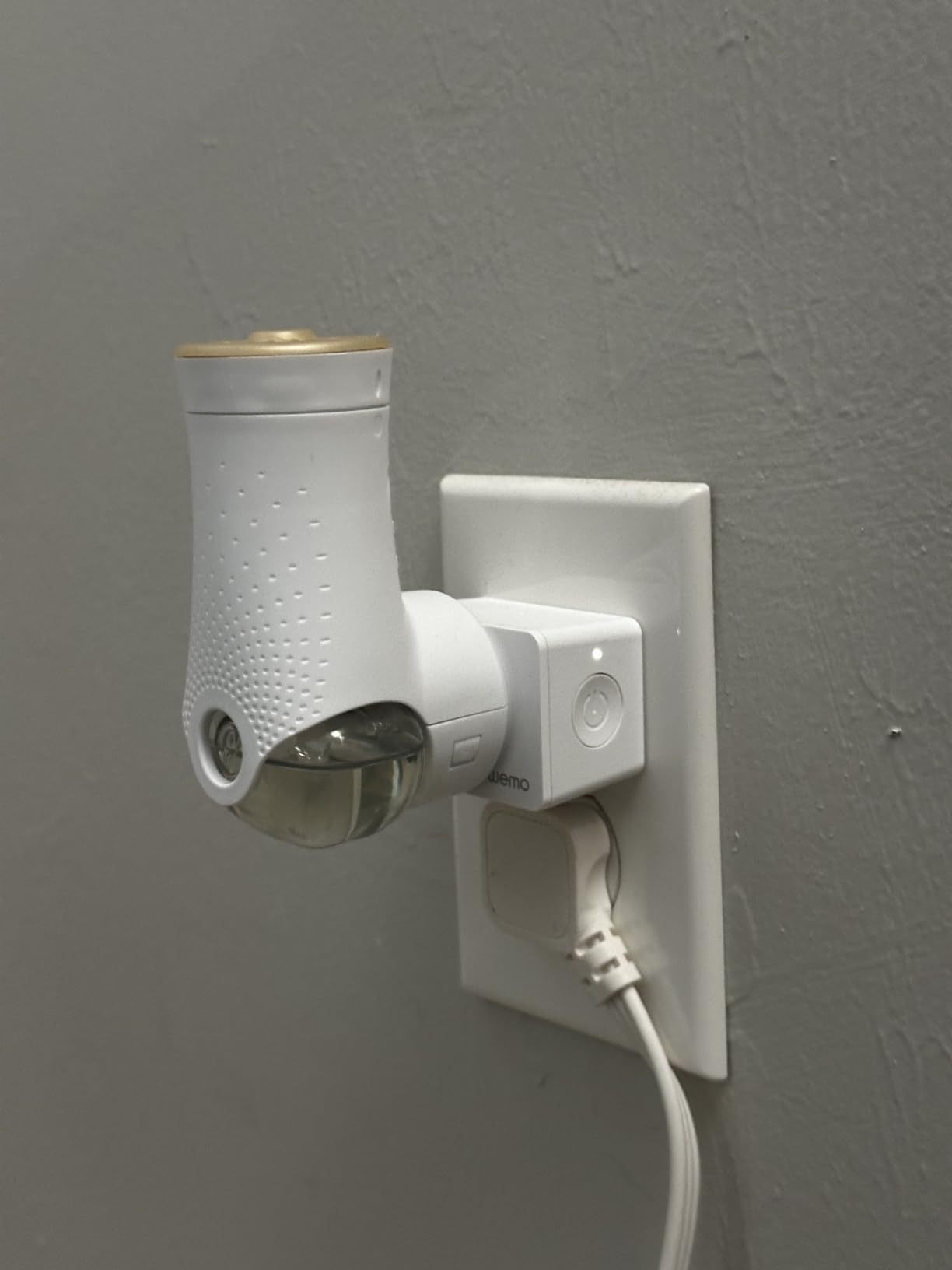 Wemo Smart Plug with Thread - Smart Outlet for Apple HomeKit - Smart Home Products, Smart Home Lighting, Smart Home Gadgets - Homekit Smart Plug - Works W/ Apple iPhone, Easy NFC Set Up, White - Customer Photo 2