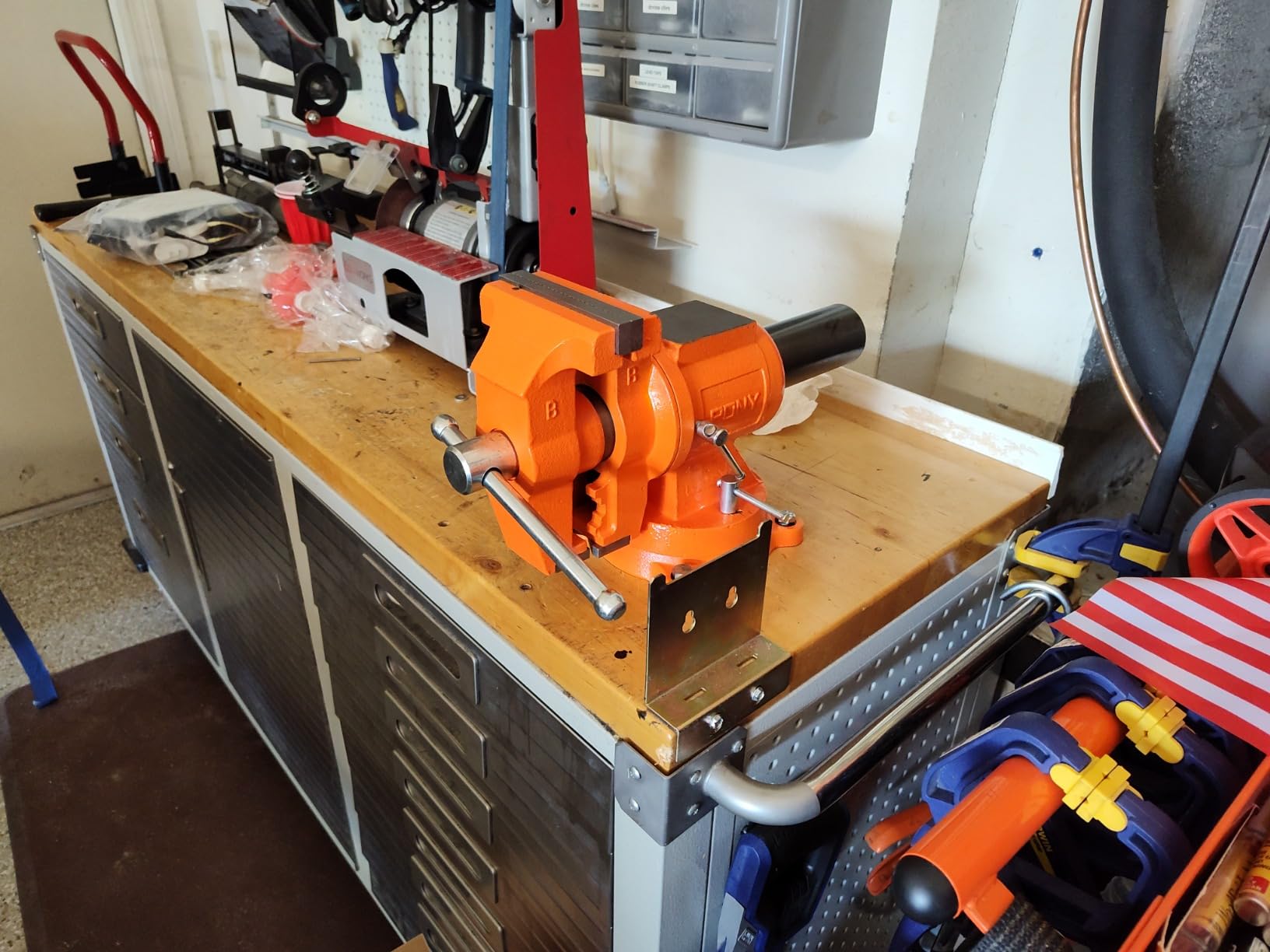 PONY Heavy Duty Bench Vise, 5-inch Jaw Width and Opening, 360-Degree Swivel Base With Anvil, Utility Combination Pipe Home Vise for Woodworking, One-Pair Vise Jaw Pad Included customer photo 2