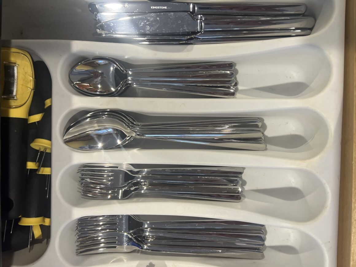 KINGSTONE 40 Piece Silverware Set, Flatware Set for 8, 18/10 Stainless Steel Cutlery Set Mirror Polished Modern Design Dishwasher Safe Customer Review Best Flatware Sets