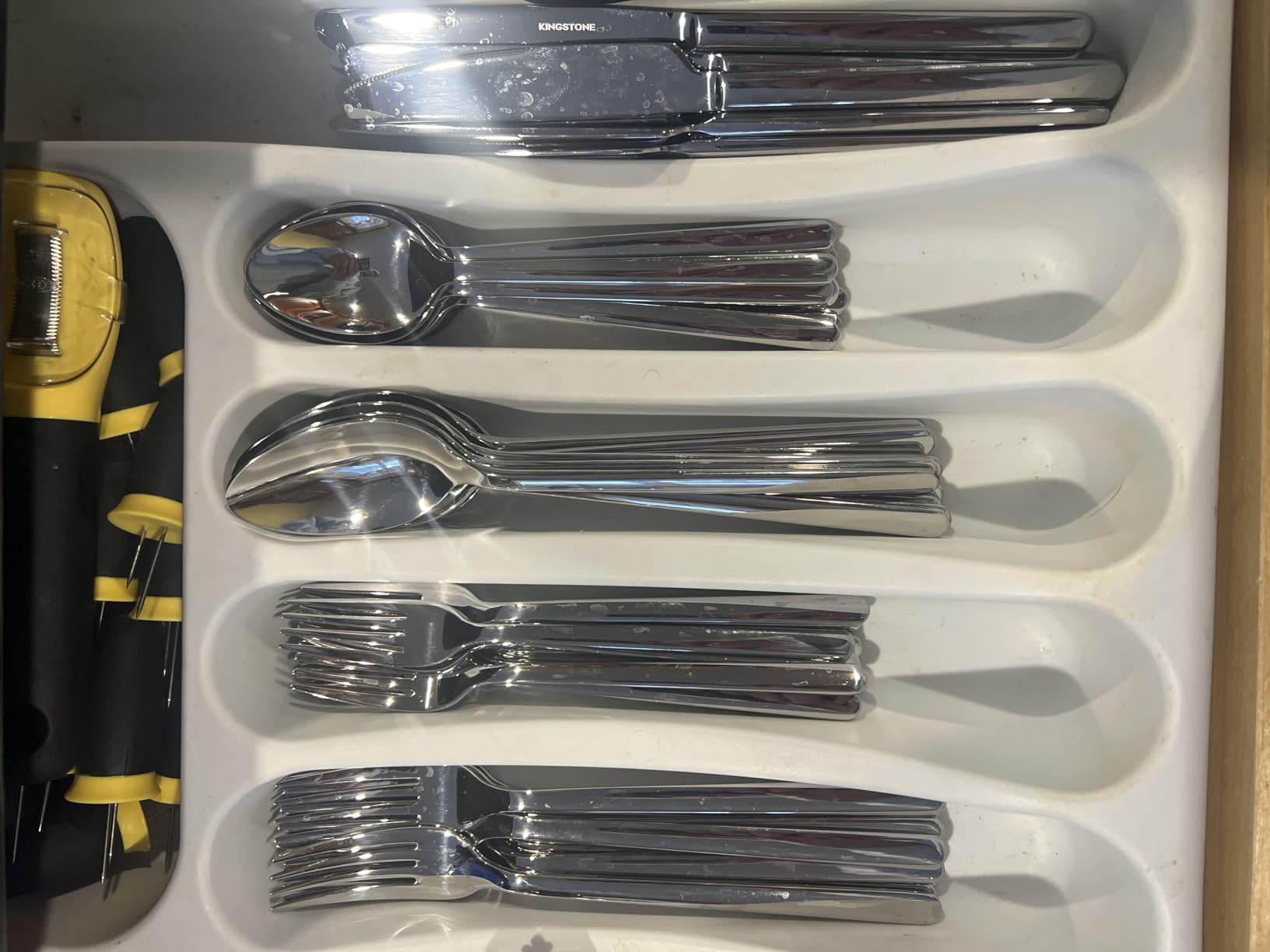 KINGSTONE 40 Piece Silverware Set, Flatware Set for 8, 18/10 Stainless Steel Cutlery Set Mirror Polished Modern Design Dishwasher Safe customer photo 1