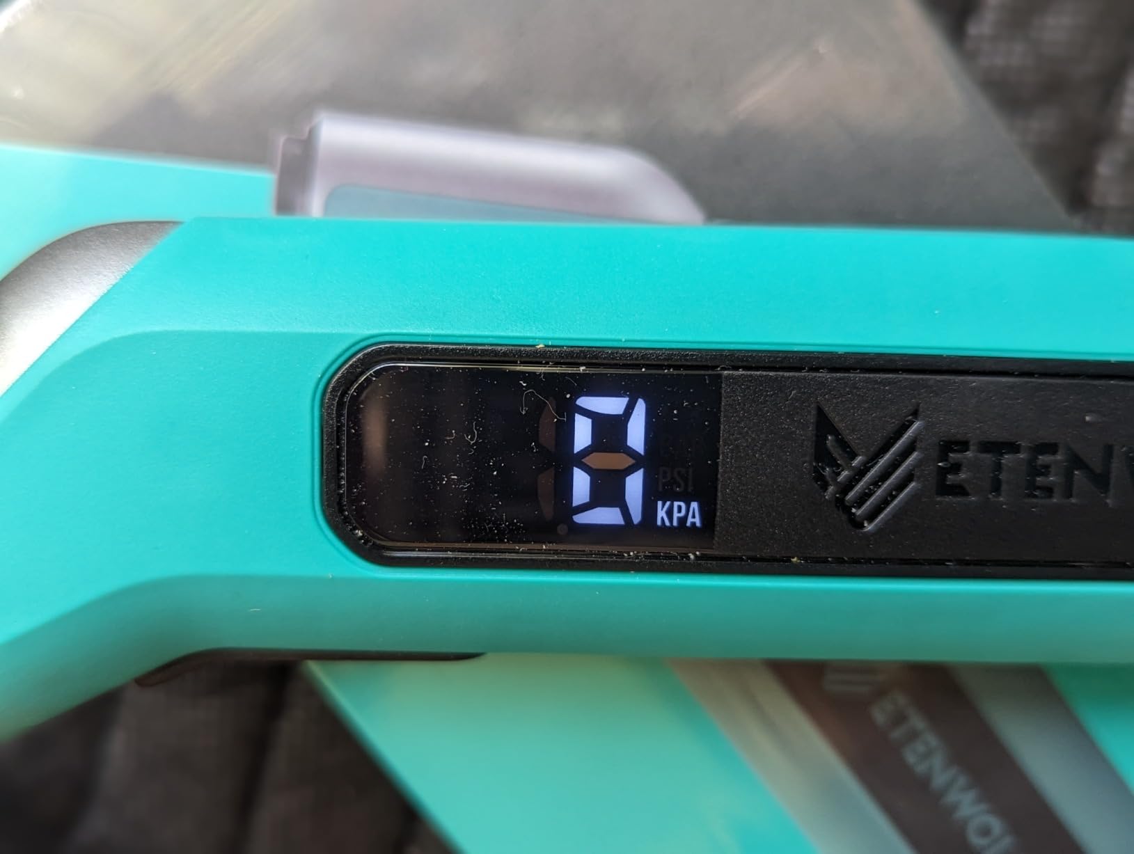 ETENWOLF T300 Digital Tire Pressure Gauge 3-200 PSI, Industrial Tire Gauge Calibrated to ANSI B40.7 Grade 2A Customer Review ETENWOLF T300 Digital Tire Pressure Gauge 3-200 PSI, Industrial Tire Gauge Calibrated to ANSI B40.7 Grade 2A - Customer Photo 1