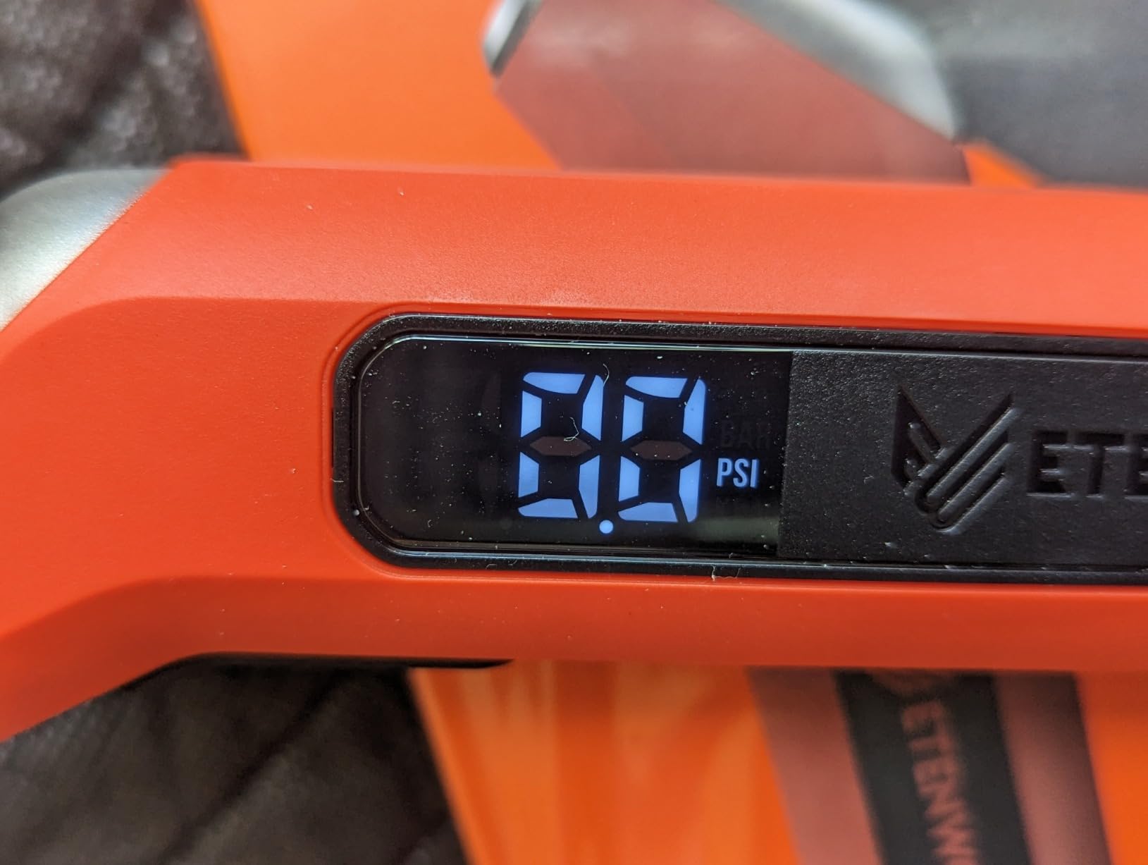 ETENWOLF T300 Digital Tire Pressure Gauge 3-200 PSI, Industrial Tire Gauge Calibrated to ANSI B40.7 Grade 2A Customer Review ETENWOLF T300 Digital Tire Pressure Gauge 3-200 PSI, Industrial Tire Gauge Calibrated to ANSI B40.7 Grade 2A - Customer Photo 2