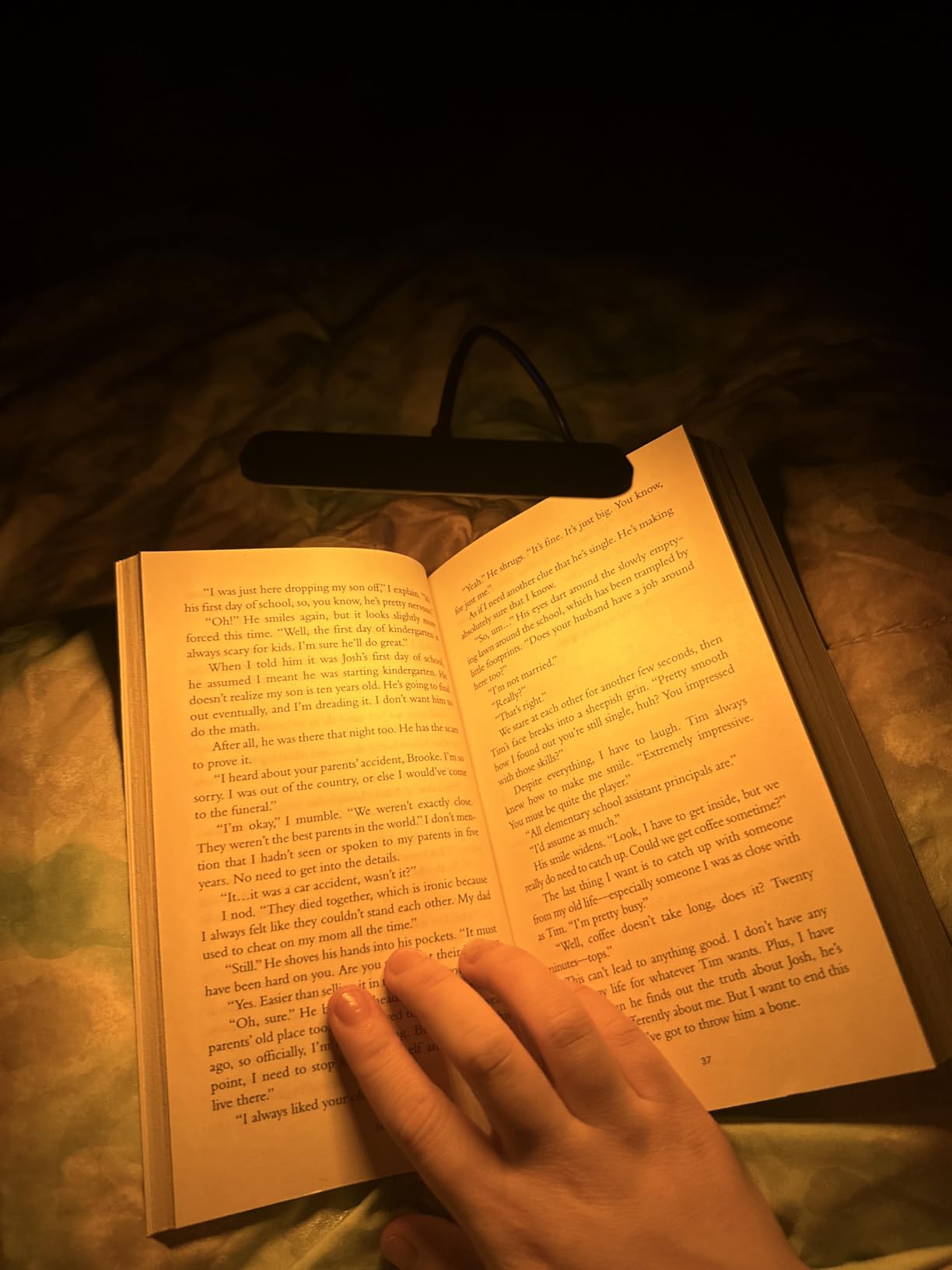 Gritin Rechargeable Book Light for Reading in Bed with 19 LED &Memory Function-Eye Caring 3 Color Temperatures,5 Brightness Levels,90 Hrs Runtime Flexible Goose Neck Clip on Light for Book Lovers - Customer Photo 1