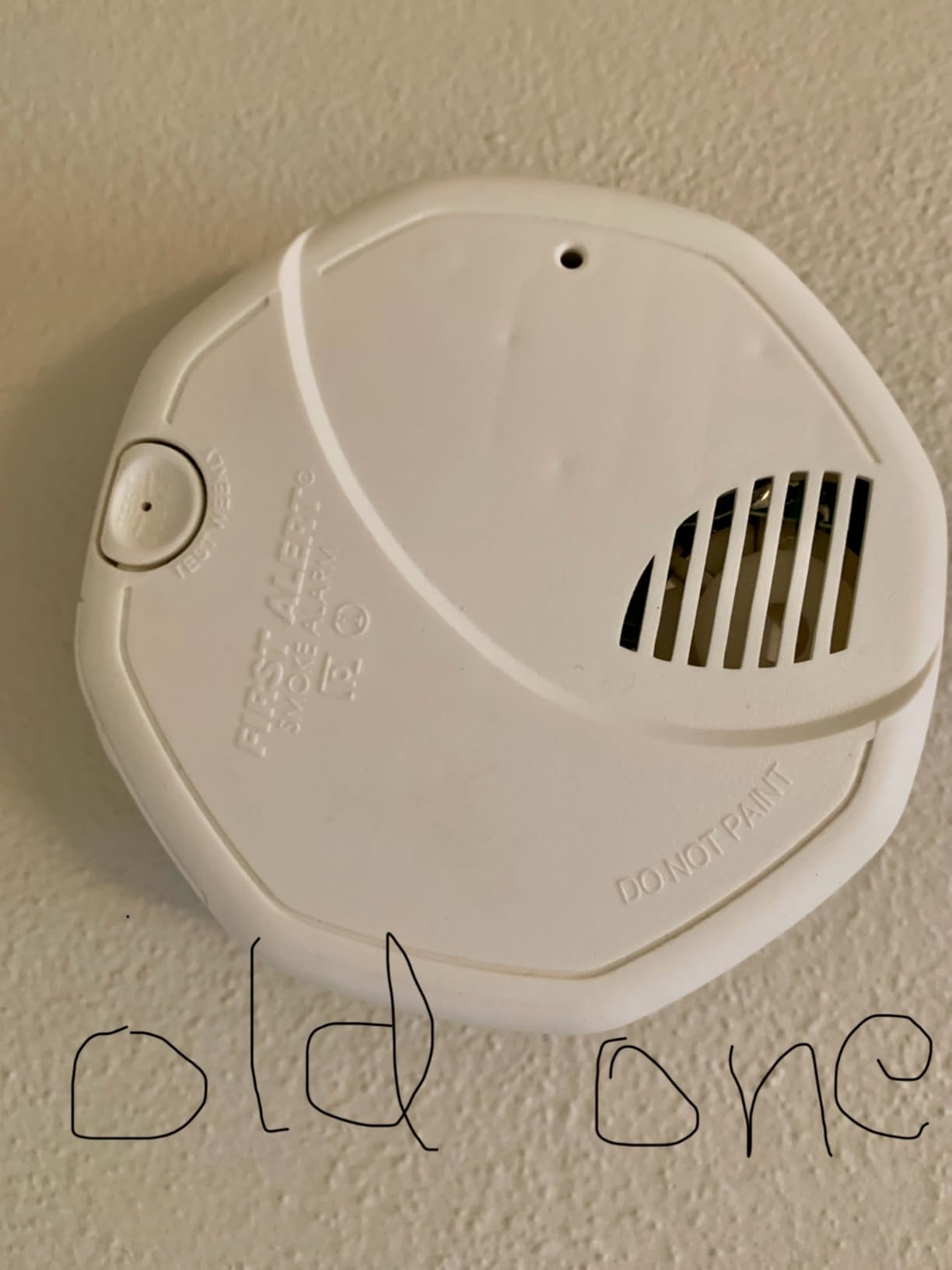 First Alert Smoke Alarm, Battery-Operated Detector with Test & Silence Button, SMI100, 1-Pack Customer Review First Alert Smoke Alarm, Battery-Operated Detector with Test & Silence Button, SMI100, 1-Pack - Customer Photo 1