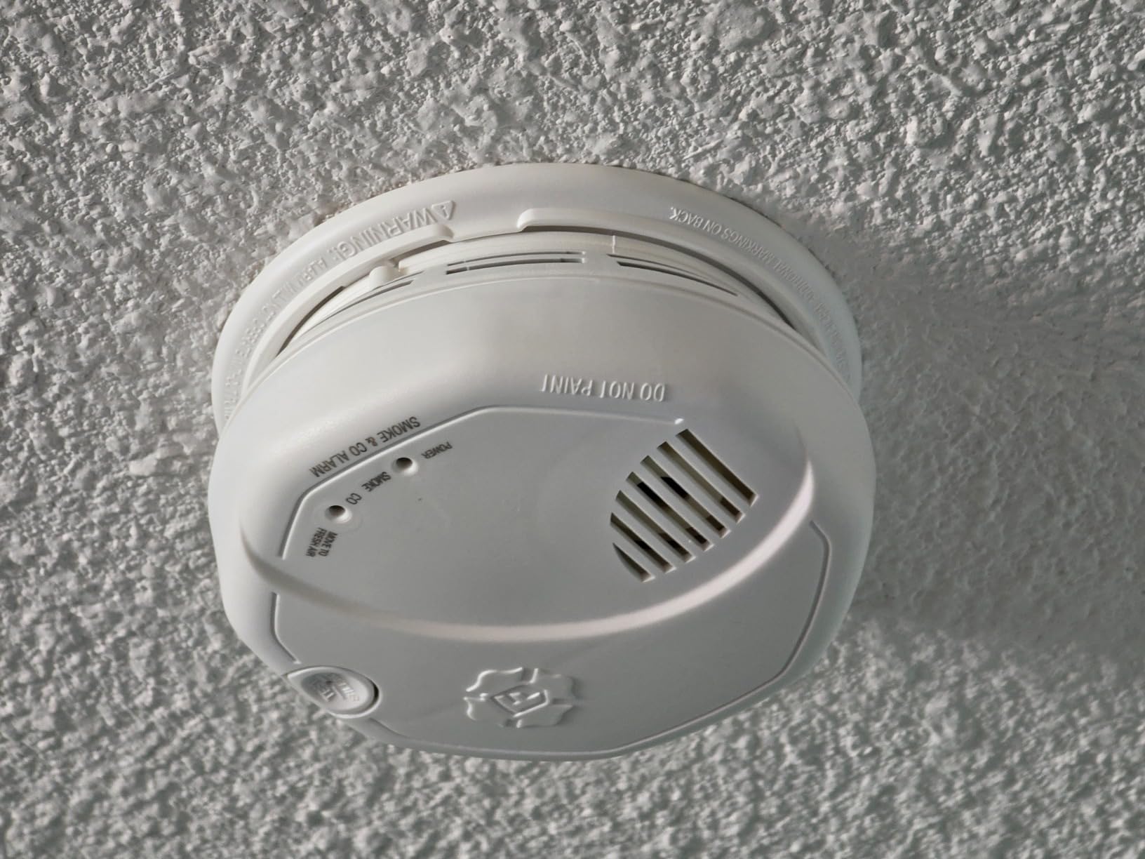 First Alert Combination Smoke & Carbon Monoxide Alarm, Battery Operated Detector with Test & Silence Button, SMCO100, 1-Pack,White customer photo 2