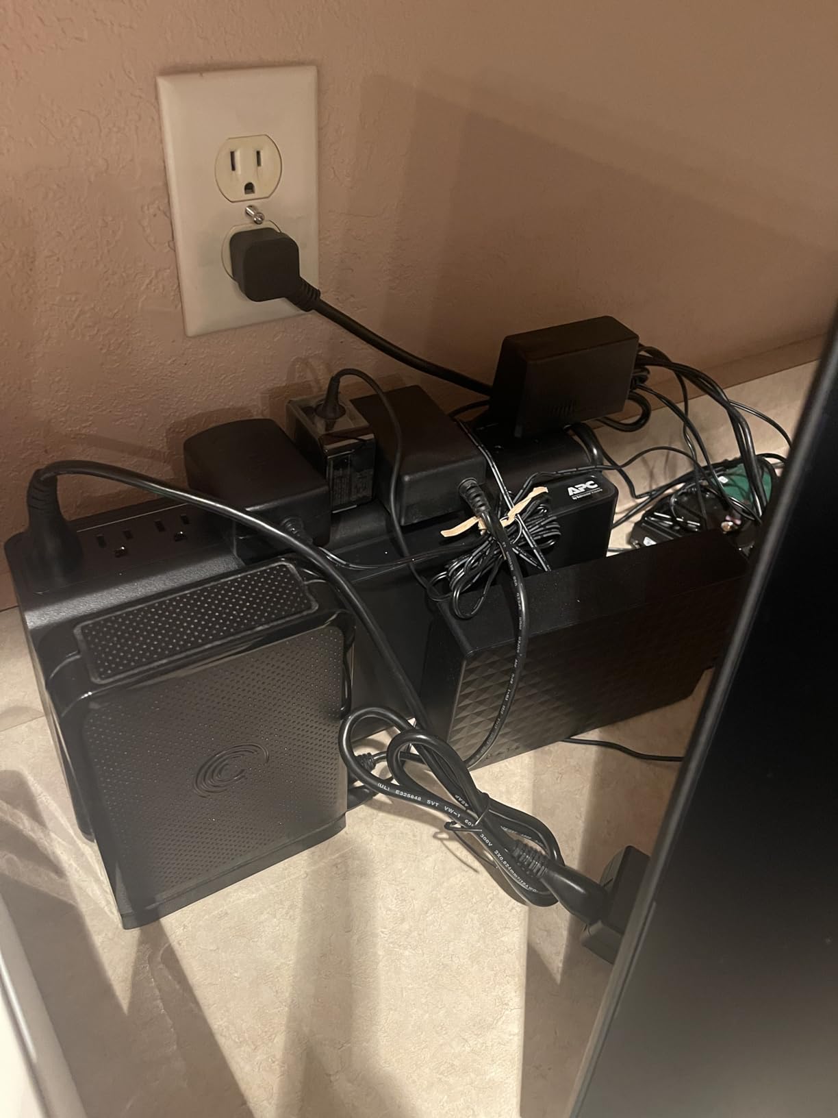 APC Back-UPS 1050VA / 600W UPS Battery Backup Surge Protector, 8 Outlets, Type C Charger, BE105G3 Uninterruptible Power Supply for Home Office & Computer customer photo 2