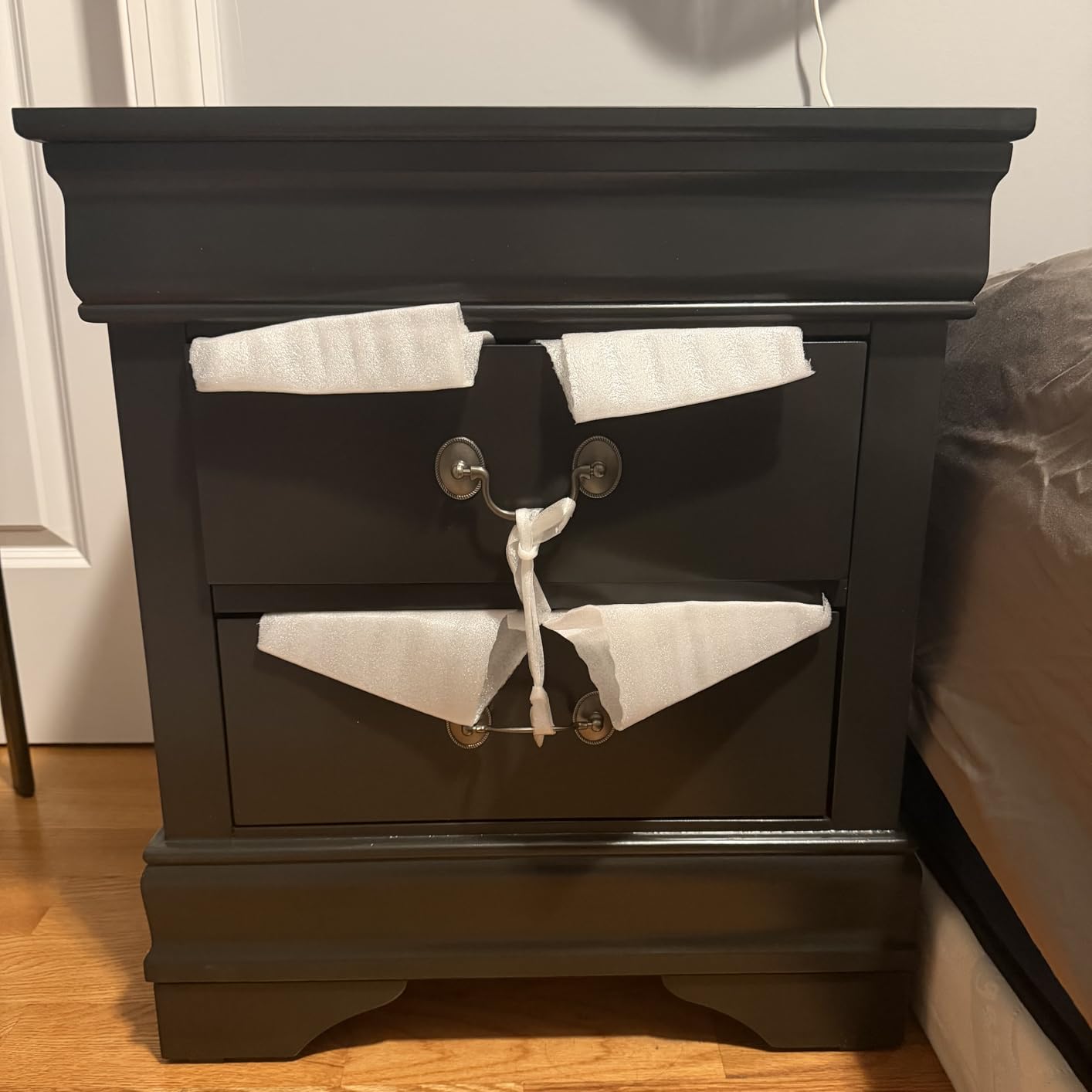 Yaheetech Fully-Assembled Nightstand with Drawers, Classic 2-Drawer Nightstand Large Bedside Table with Storage, Wooden Painted Storage Cabinet for Bedroom, 21.5″L×16″W×24.5″H, White Customer Review Yaheetech Fully-Assembled Nightstand with Drawers, Classic 2-Drawer Nightstand Large Bedside Table with Storage, Wooden Painted Storage Cabinet for Bedroom, 21.5″L×16″W×24.5″H, White - Customer Photo 3