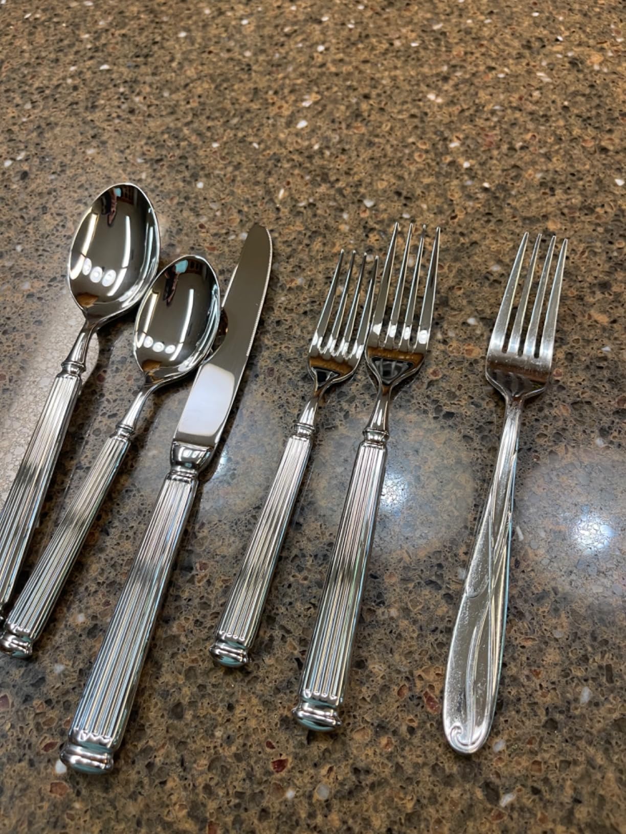 40-Piece Heavy Duty Silverware Set for 8, 18/10 Stainless Steel Forged Flatware Set, Extra Thick Heavy Weight, Ideal for Gift Customer Review 40-Piece Heavy Duty Silverware Set for 8, 18/10 Stainless Steel Forged Flatware Set, Extra Thick Heavy Weight, Ideal for Gift - Customer Photo 3