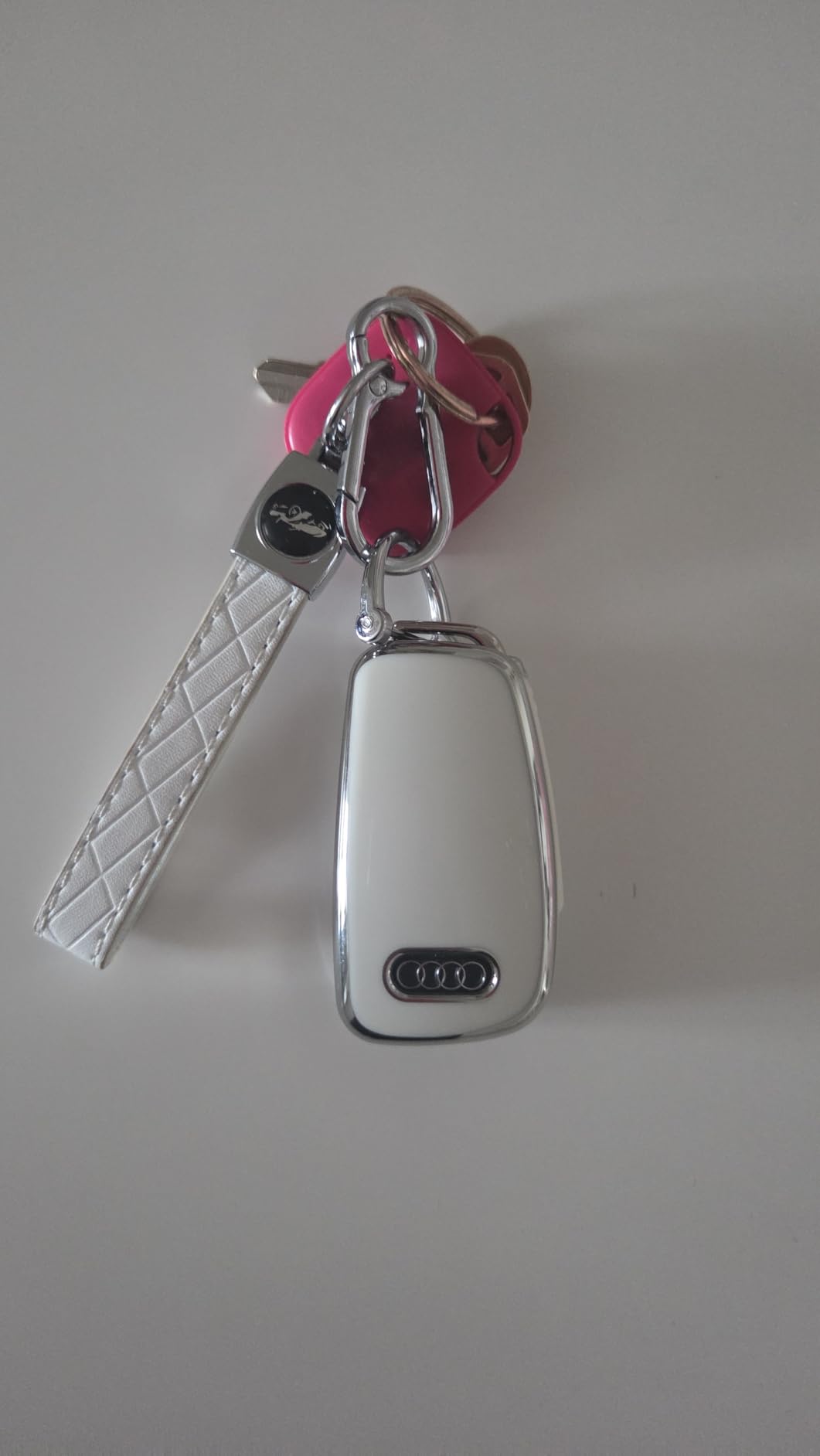 Tile by Life360 Mate - Bluetooth Tracker, Keys Finder and Item Locator for Keys, Bags and More. Phone Finder. Both iOS and Android Compatible. 1-Pack (White) - Customer Photo 4