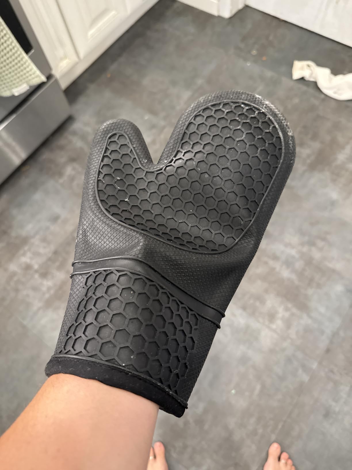 Kitsure Silicone Oven Mitts, Set of 2, Heat Resistant, Oven Gloves with Soft Lining, Non-Slip Kitchen Essentials, Kitchen Gadgets, Apartment Essentials, Great Gift for Cooking, Baking, Black - Customer Photo 1