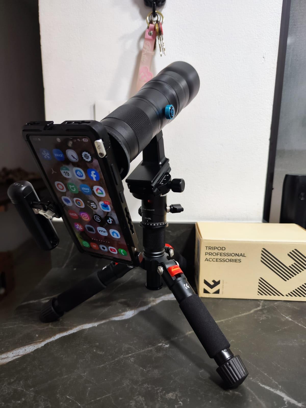 K&F CONCEPT Mini Desktop Tripod, 20.5''/ 52cm Compact Desk Tripod with 360 Degree Ball Head, 1/4 inch Quick Release Plate for Camera Video Camcorder, Load up to 13.22 lbs/6 KG Customer Review K&F CONCEPT Mini Desktop Tripod, 20.5''/ 52cm Compact Desk Tripod with 360 Degree Ball Head, 1/4 inch Quick Release Plate for Camera Video Camcorder, Load up to 13.22 lbs/6 KG - Customer Photo 1