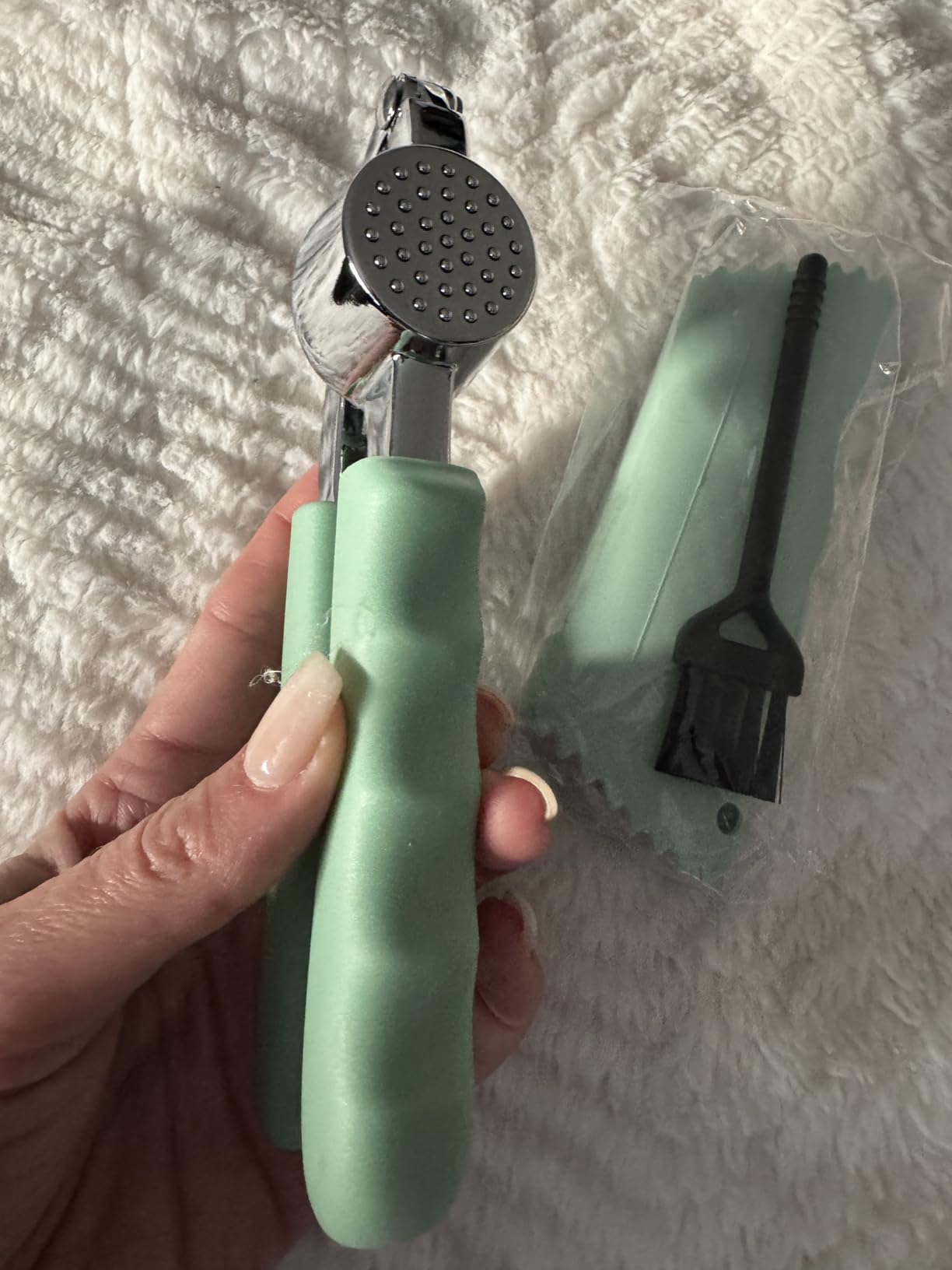 GORILLA GRIP Garlic Press and Peel Set, Heavy Duty Mincer Tool, Large Ergonomic Handle - Customer Photo 3