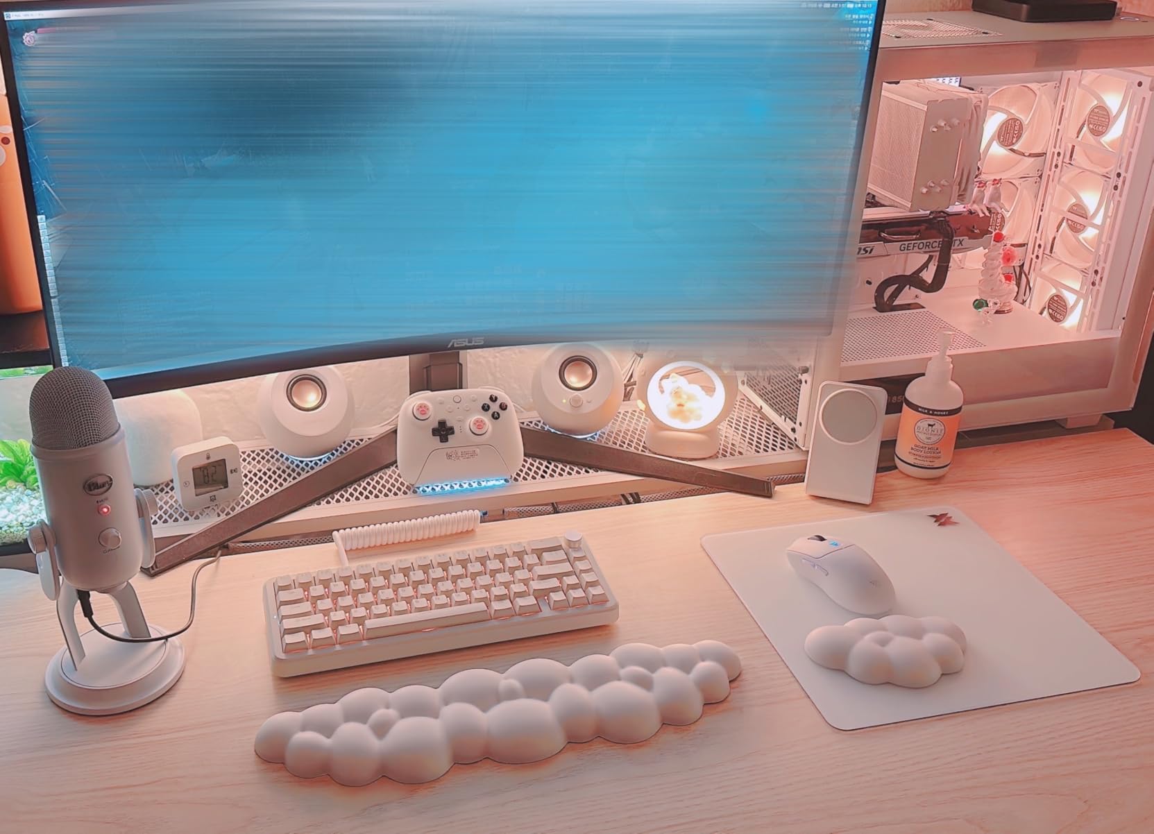 TECKNET Cloud Keyboard Wrist Rest Set, Cloud Wrist Rest with Non-Slip Base, PU Leather Wrist Pad for Keyboard with Ergonomic Memory Foam for Computer Laptop Office Gaming and Pain Relief, White - Customer Photo 1