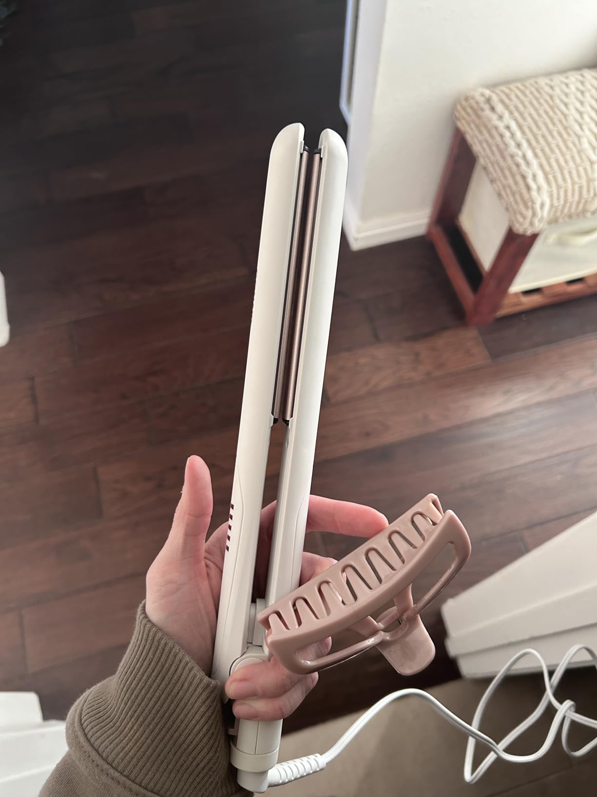 Conair Double Ceramic Flat Iron, 1-Inch Flat Iron Hair Straightener with Claw Clip, 5 Heat Settings, Extra-Long Floating Plates, White Customer Review Conair Double Ceramic Flat Iron, 1-Inch Flat Iron Hair Straightener with Claw Clip, 5 Heat Settings, Extra-Long Floating Plates, White - Customer Photo 1