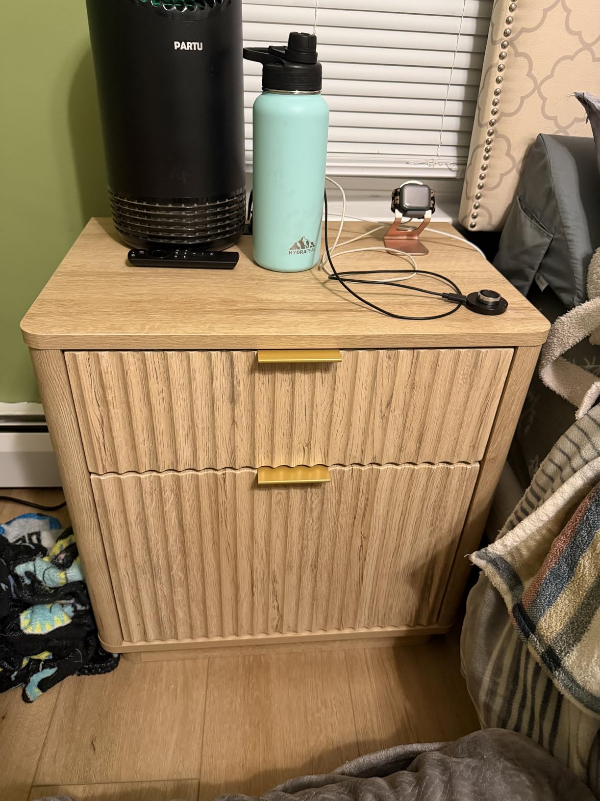 T4TREAM 23'' Fluted Nightstand with Charging Station, Large 2 Drawer Bedside Table, Modern End Table with Storage, Mid Century Night Stand for Bedroom, Living Room, Curved Profile, Natural Oak Customer Review T4TREAM 23'' Fluted Nightstand with Charging Station, Large 2 Drawer Bedside Table, Modern End Table with Storage, Mid Century Night Stand for Bedroom, Living Room, Curved Profile, Natural Oak - Customer Photo 1