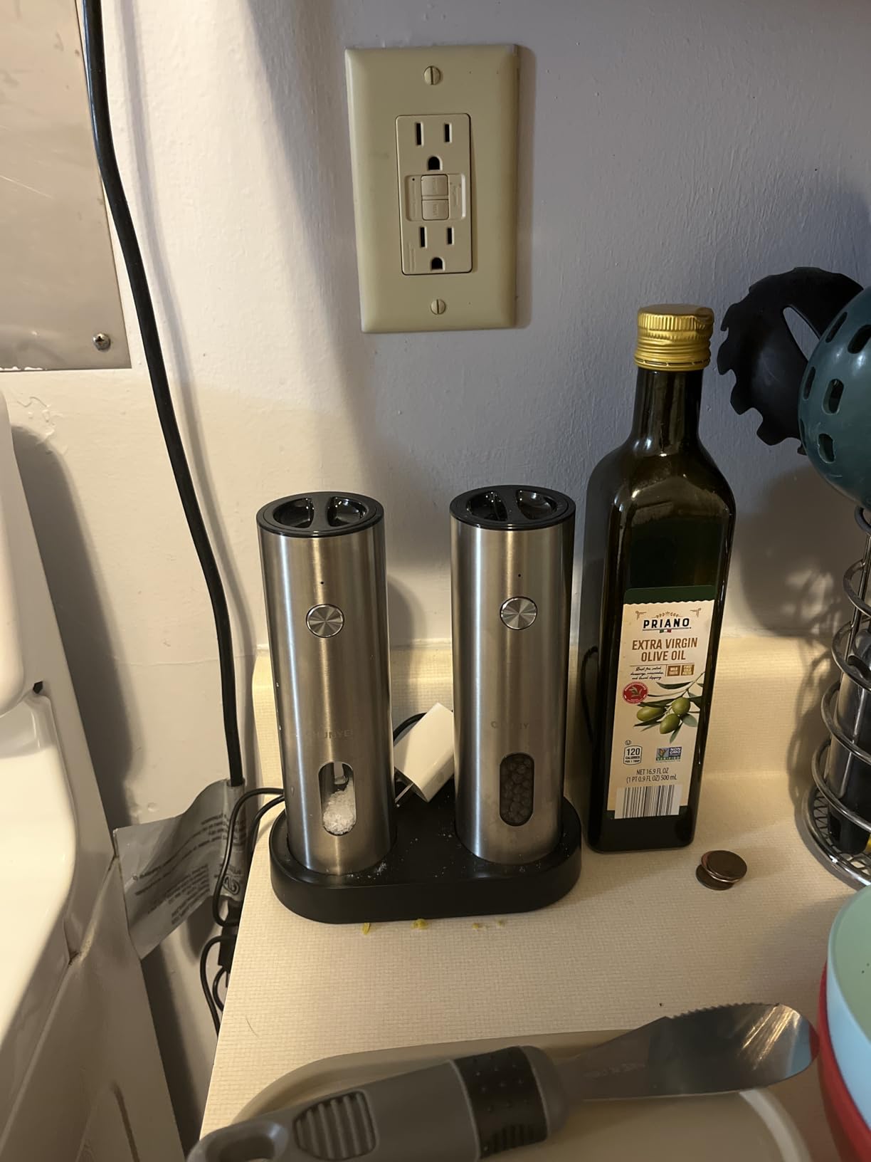 Electric Salt and Pepper Grinder Set with Rechargeable Base - Upgraded Large Capacity, Refillable Pepper Mill Set with LED Light & Adjustable Coarseness - Customer Photo 2