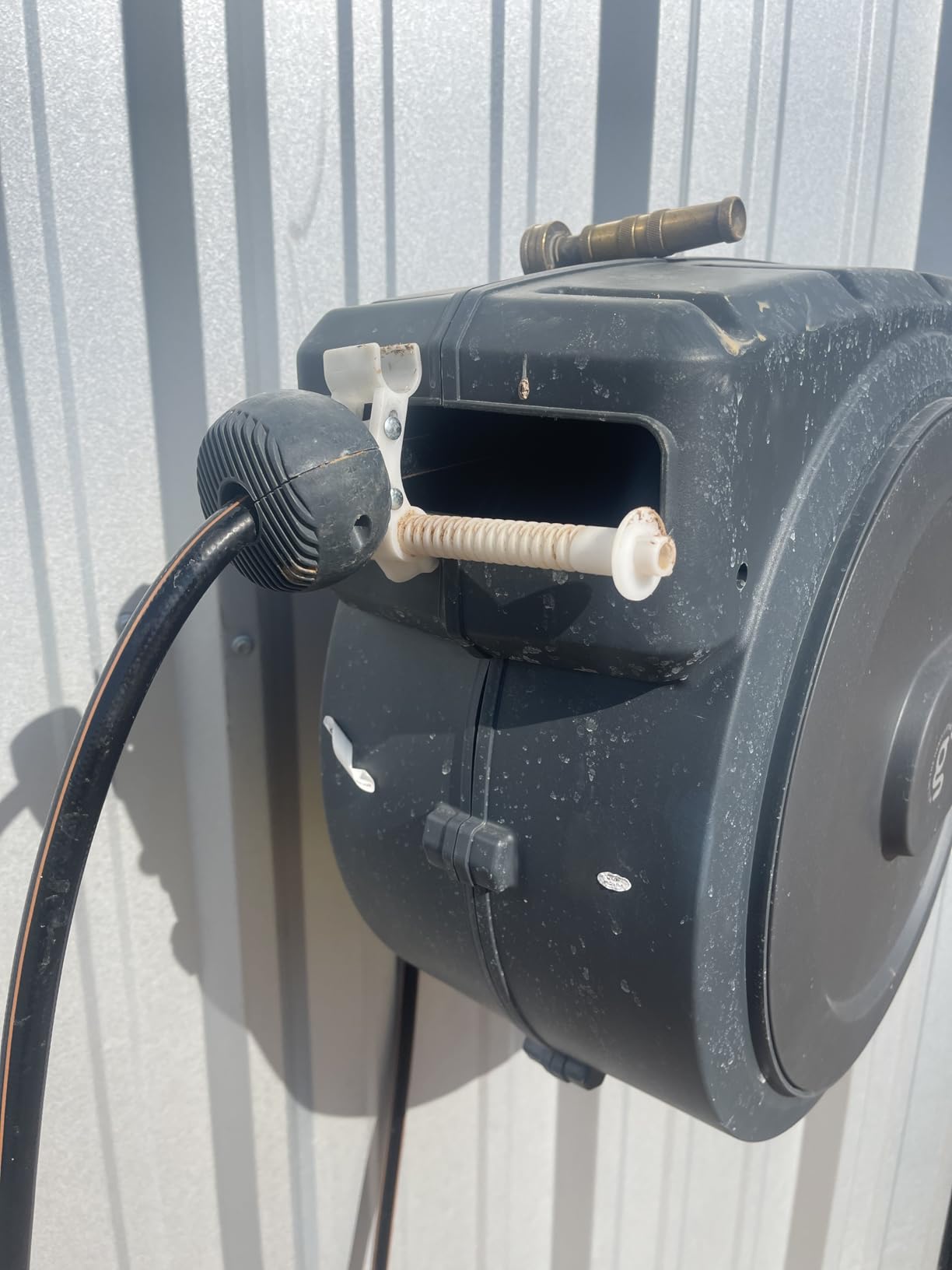 Giraffe Tools Retractable Garden Hose Reel 1/2 Inch x 100 ft, Super Heavy Duty, Any Length Lock, Slow Return System, Wall Mounted and 180 Deg Swivel Metal Bracket customer photo 2