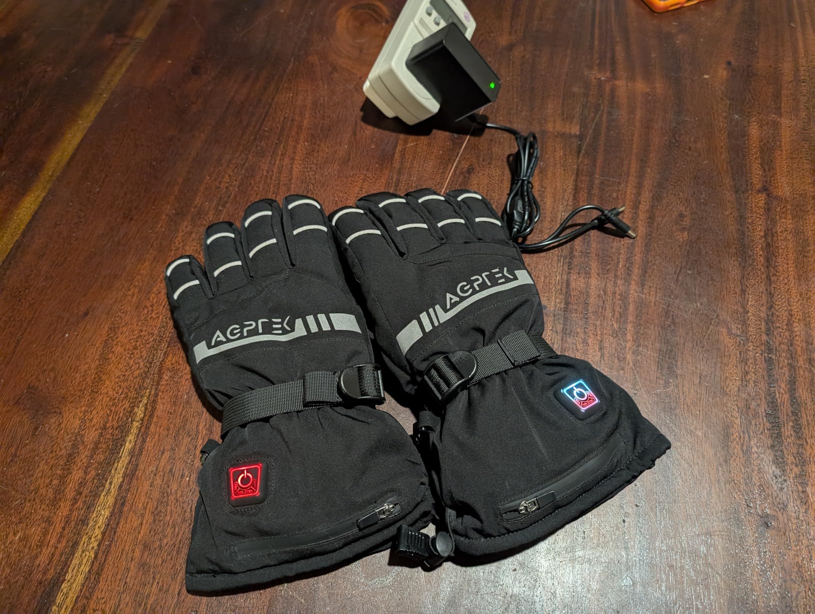 AGPTEK Heated Gloves for Men Women, 7.4V Fast Heat Rechargeable Winter Glove with Battery Indicator &Touchscreen, Waterproof Hand Warming for Skiing, Hiking, Camping, Fishing, Motorcycle - Customer Photo 1
