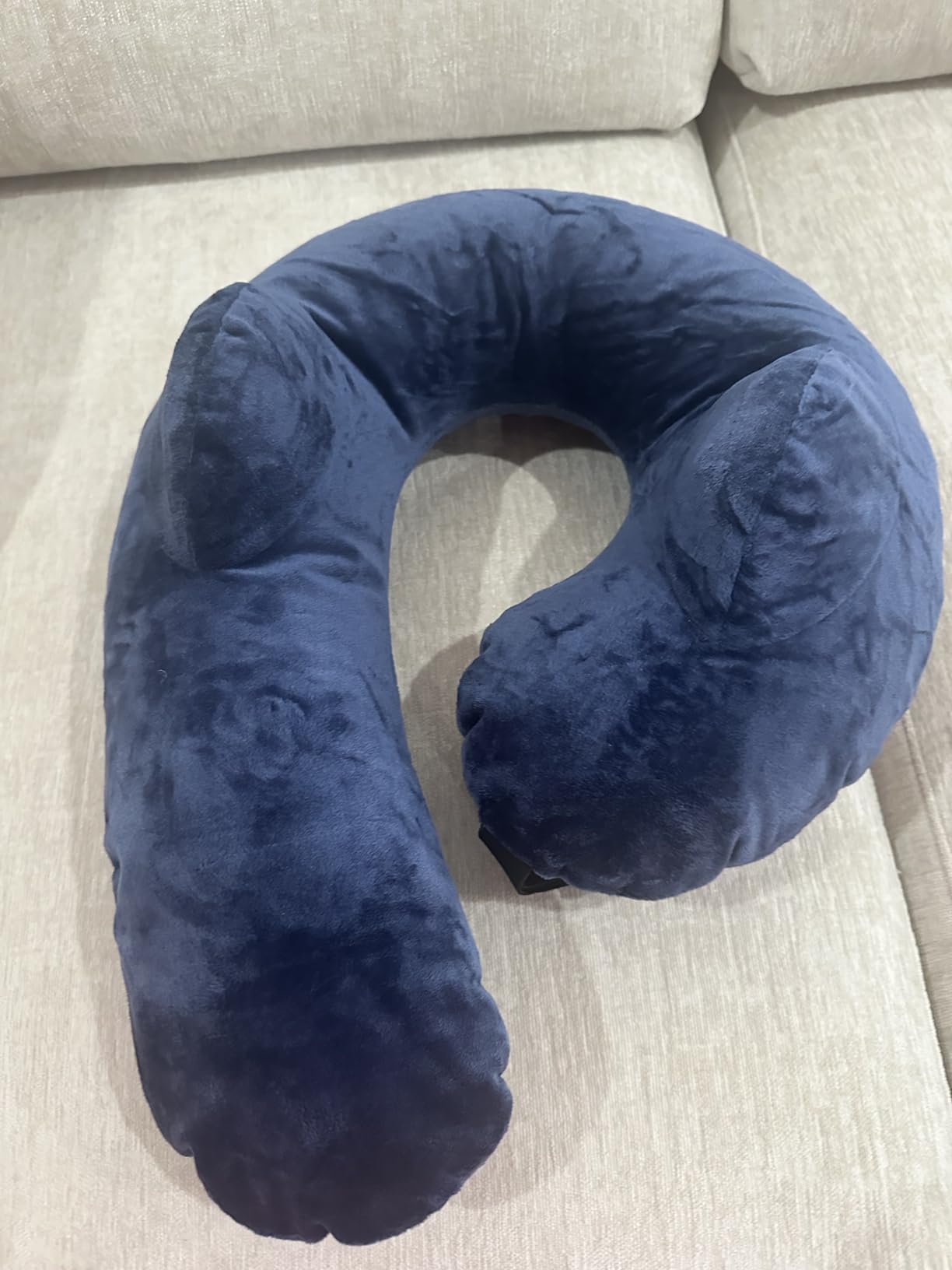 Patented Design Inflatable Travel Neck Pillow – Airplane Neck Pillow with 360° Head & Neck Support, Soft Washable Velvet Cover, Compact Neck Support Pillow for Airplane,Train,Car,Office & Home (Blue) Customer Review Patented Design Inflatable Travel Neck Pillow – Airplane Neck Pillow with 360° Head & Neck Support, Soft Washable Velvet Cover, Compact Neck Support Pillow for Airplane,Train,Car,Office & Home (Blue) - Customer Photo 1
