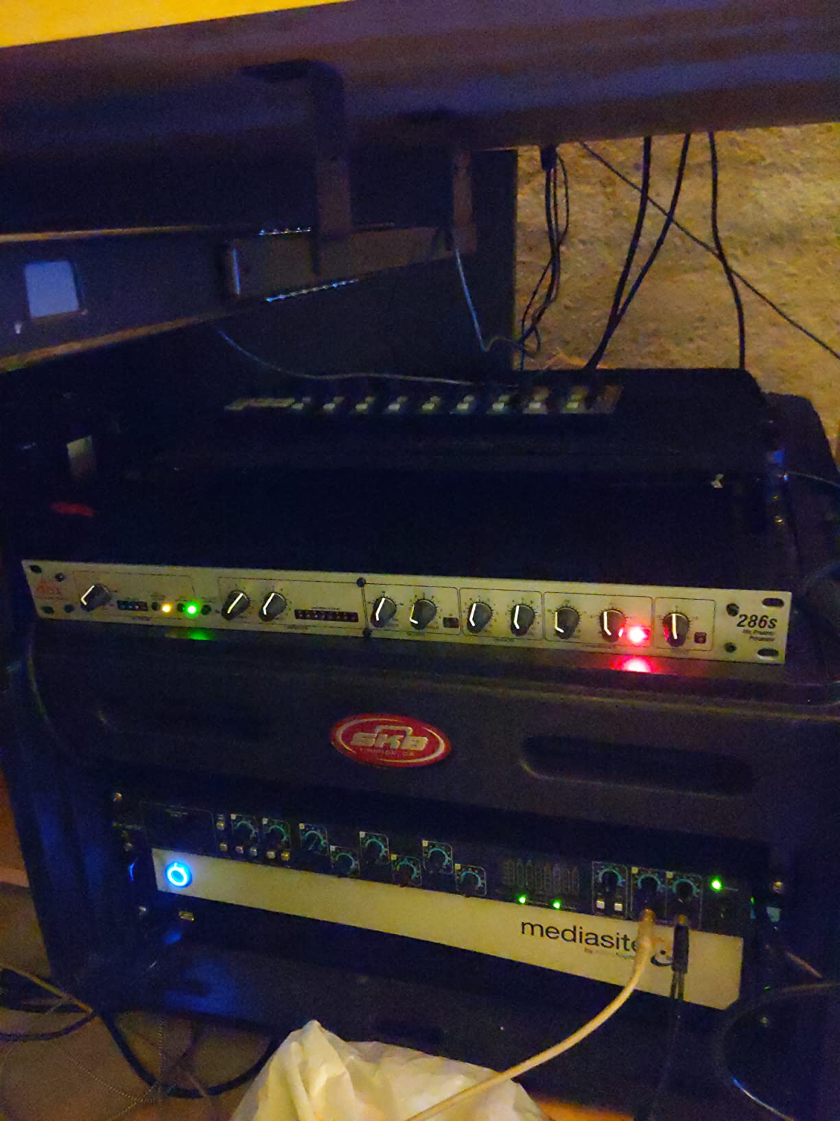 dbx DBX286SV Instrument, Microphone Preamp & Channel Strip Processor, with Compression, De-Esser, Enhancer, Expander/Gate, Loop-Out. Metering LEDs, XLR and ¼