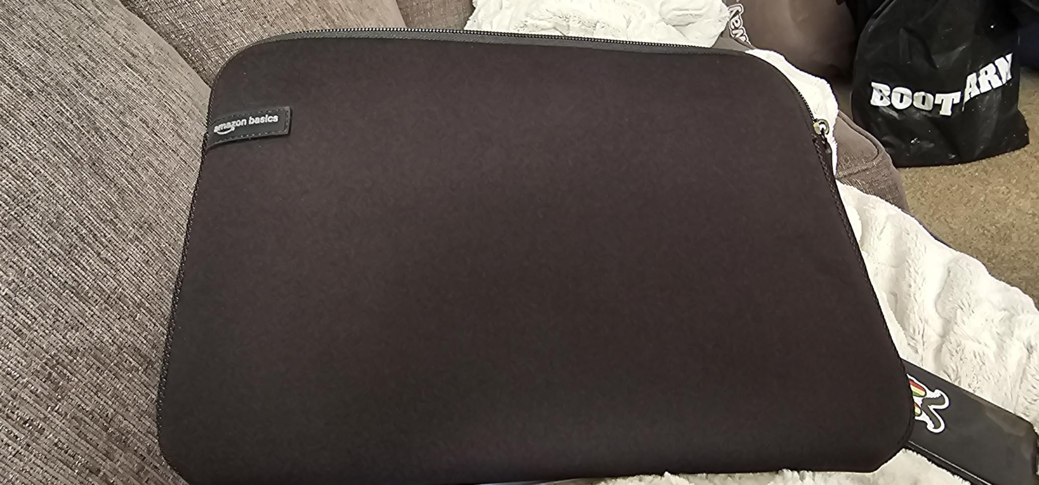 Amazon Basics 17.3-inch Laptop Sleeve, Protective Carrying Case with Zipper for Computer Protection, Black customer photo 1