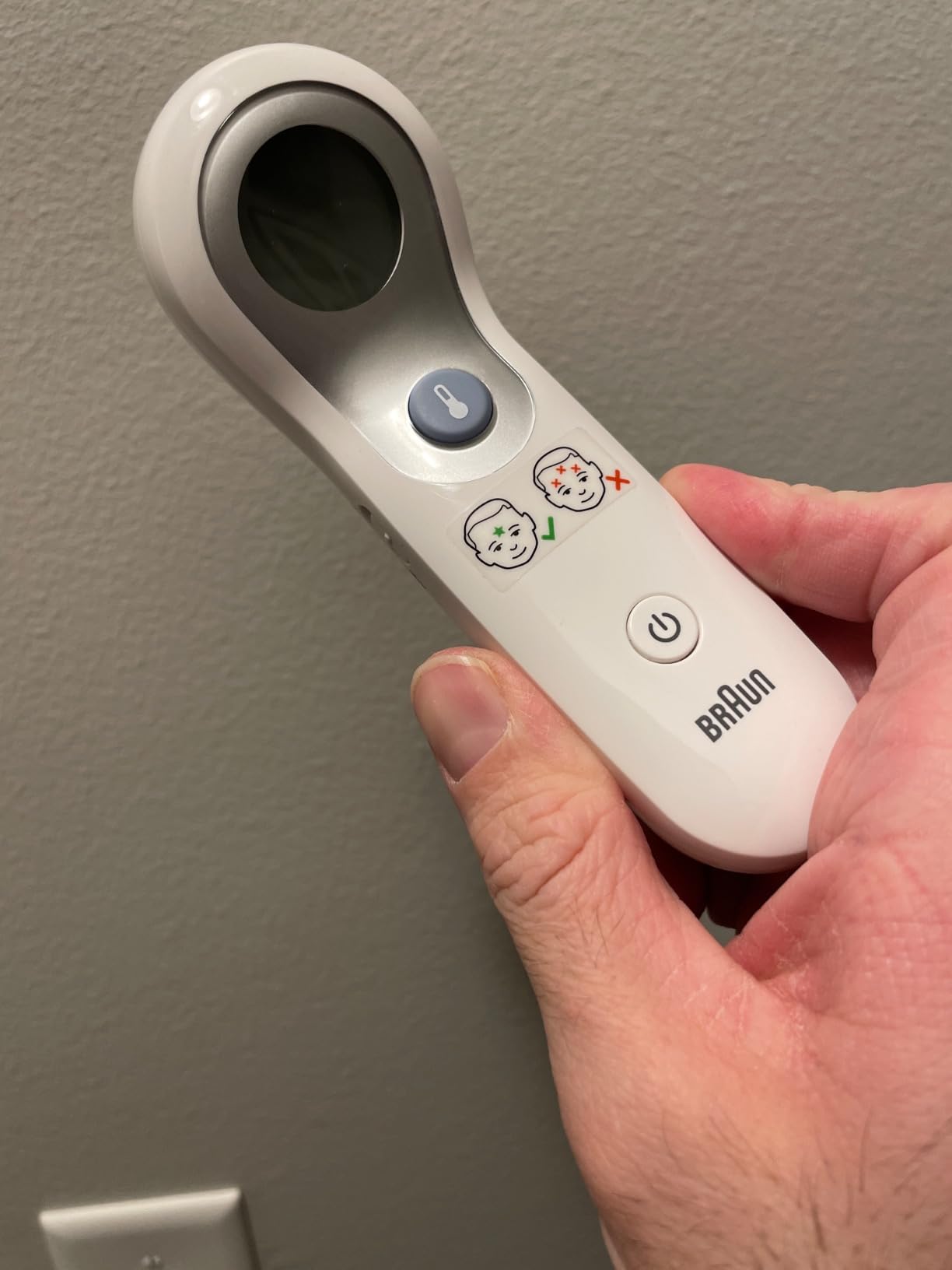 Braun No Touch and Forehead Thermometer - Touchless Thermometer for Adults, Babies, Toddlers and Kids, Color-Coded Fever Guidance, Fast, Reliable, and Accurate Results customer photo 1