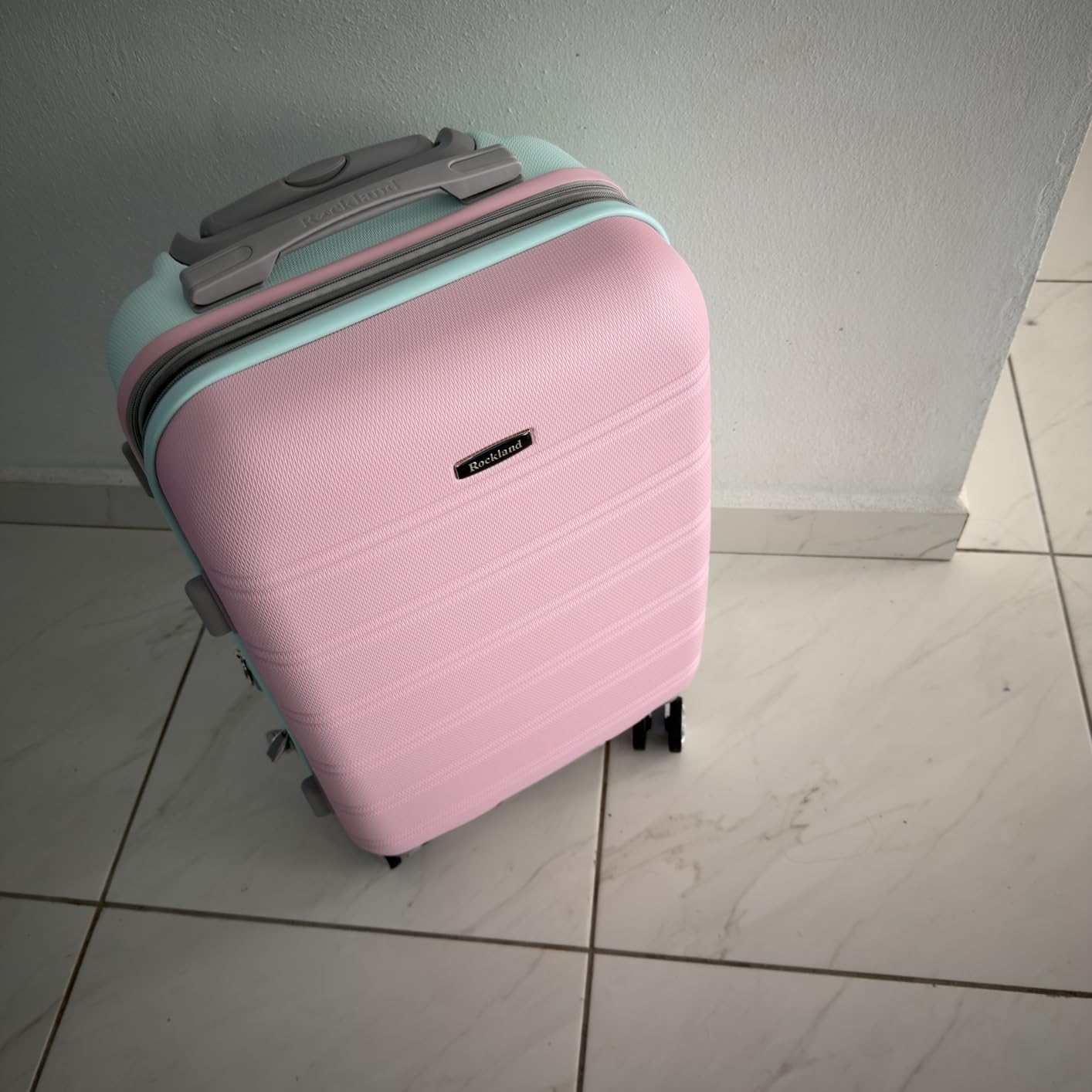 Rockland Melbourne Hardside Expandable Spinner Wheel Luggage, Mint, Carry-On 20-Inch customer photo 1