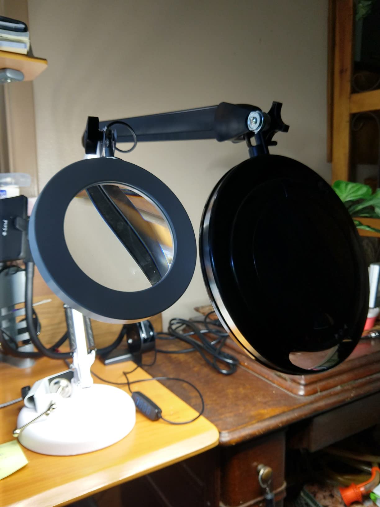 Brightech LightView Pro Magnifying Desk Lamp, 2.25x Light Magnifier with Clamp, Adjustable Magnifying Glass with Light for Crafts, Reading, Close Work - Black customer photo 2