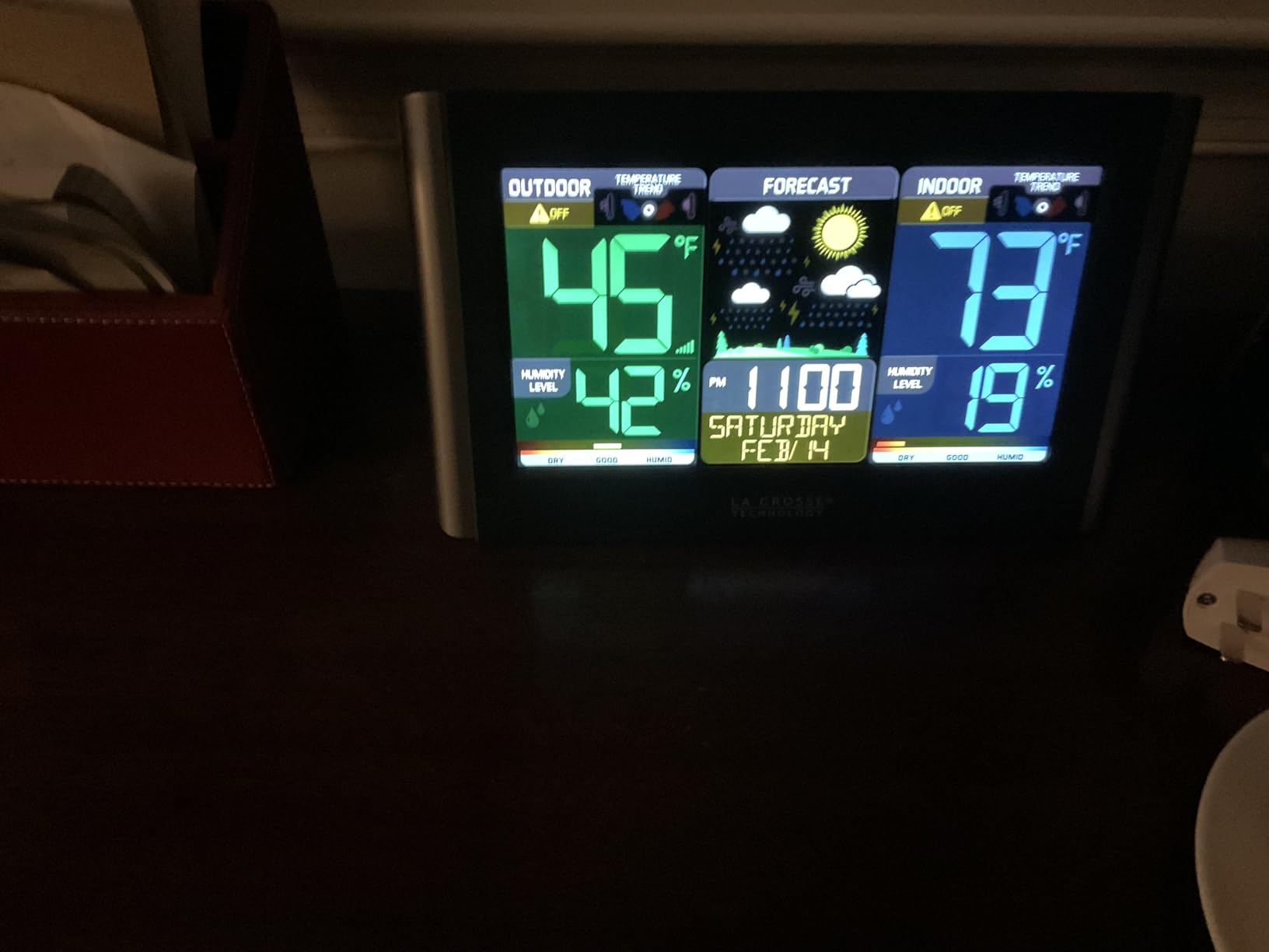 La Crosse Technology Weather Station with Customizable Alerts, Weather Forecast, Temperature, Dew Point, Humidity, Time, Heat Index, Large Display, Adjustable Brightness, Wireless, Black, C85845-INT customer photo 1