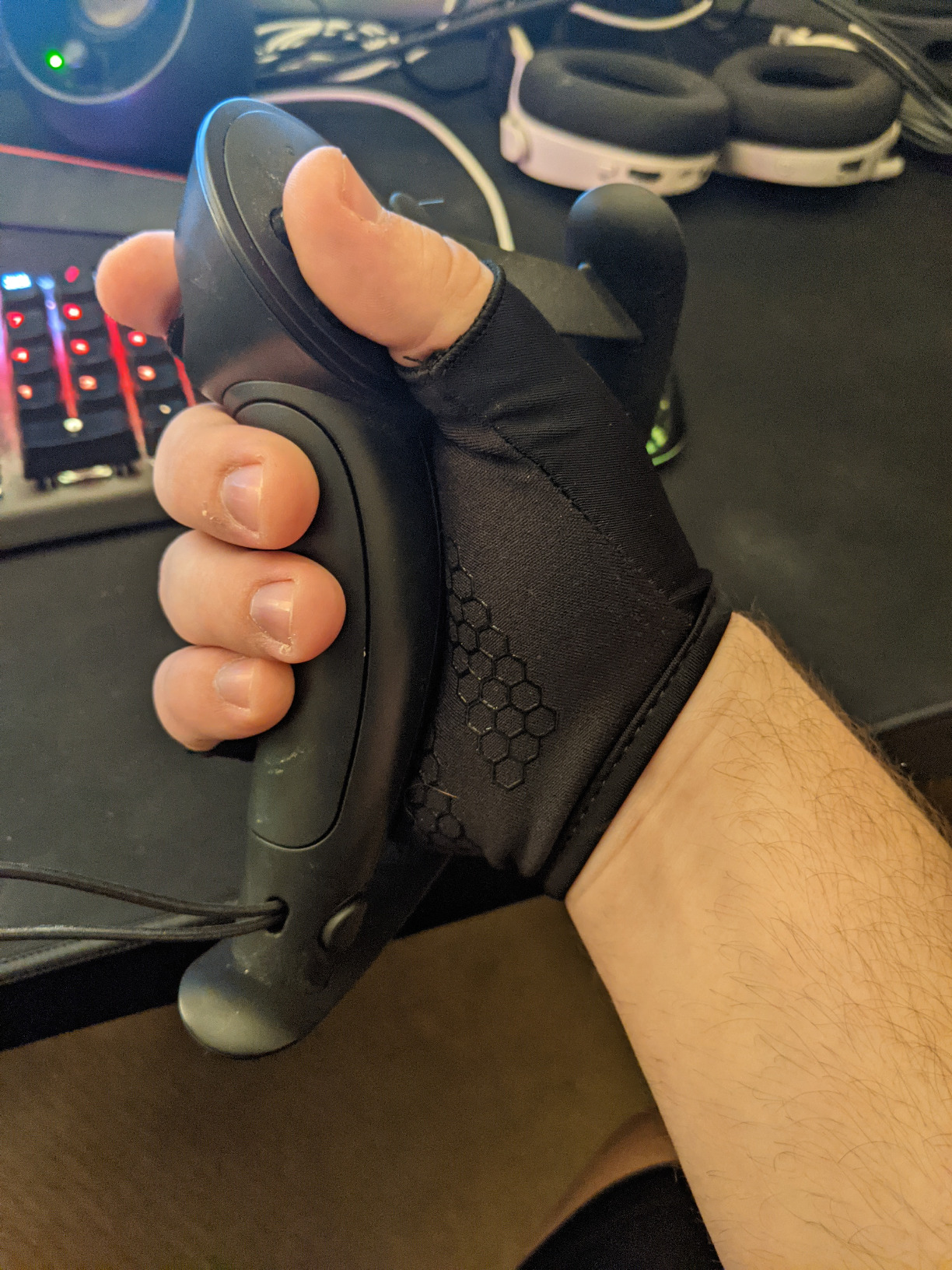 Foamy Lizard Gaming Grip Gloves Hexotech Pro Gamer Anti-Sweat Fingerless Tactical Gloves for Controller Grip Perfect for Xbox Series X, PlayStation 5 Dualsense (Set of 2 Gloves) customer photo 1