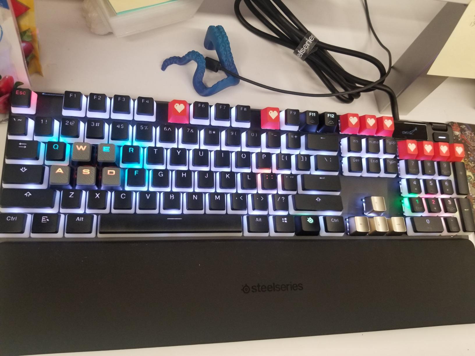 SteelSeries Apex 7 Mechanical Gaming Keyboard - OLED Smart Display - USB Passthrough and Media Controls - Linear , Quiet - RGB Backlit (Red Switch) customer photo 2