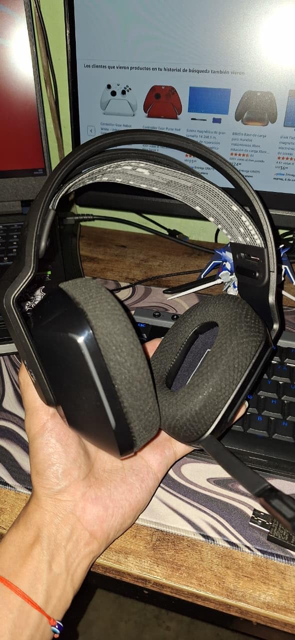 Logitech G733 Lightspeed Wireless Gaming Headset, Suspension Headband, Lightsync RGB, Blue VO!CE Mic, PRO-G Audio - Black, Gaming Headset Wireless, PC, PS5, PS4, Switch Compatible customer photo 2