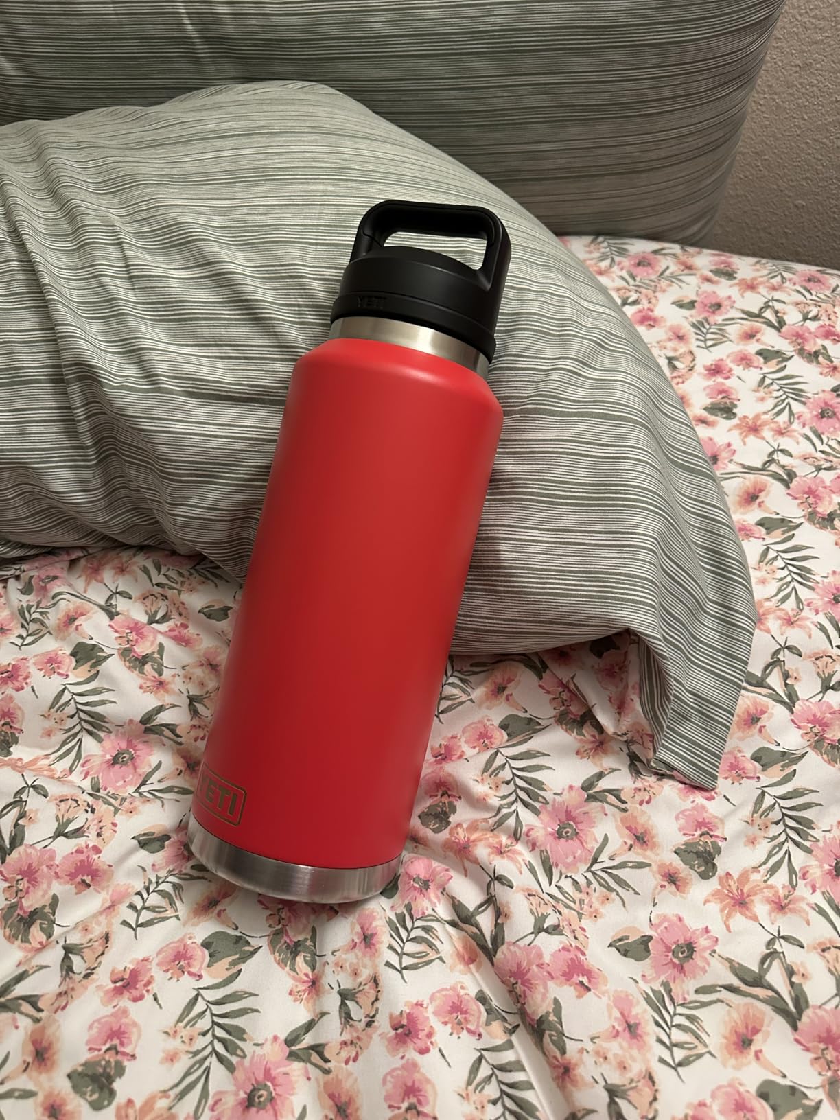 YETI Rambler 26 oz Bottle, Vacuum Insulated, Stainless Steel with Chug Cap, Black customer photo 2
