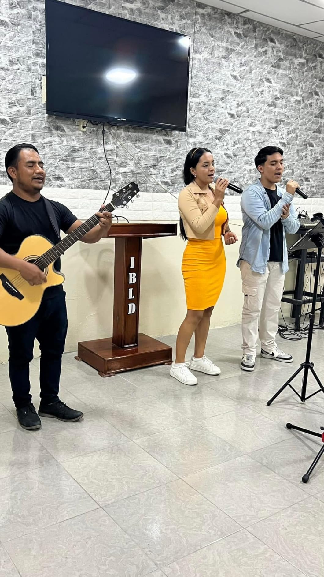 Shure BLX288/PG58 Wireless Microphone System - 14-Hour Battery Life, 300 ft Range, UHF | Includes (2) PG58 Handheld Vocal Mics, Dual Channel Receiver | J11 Band (BLX288/PG58-J11) customer photo 2